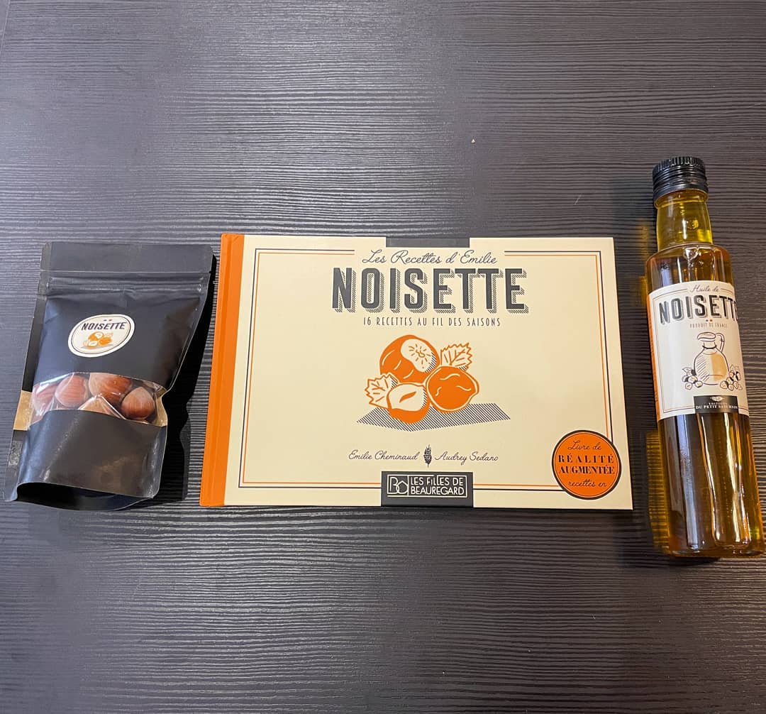 C'est l'heure d'éveiller vos papilles ! Vous pouvez retrouver au @showroom57.angouleme le pack NOISETTE, qui contient :
- un livre de recettes pour cuisiner et déguster les noisettes
- une huile de noisettes, fabriquée en France
- un sachet de noisettes
Le tout en compagnie de @les_filles_de_beauregard !
Ce pack est disponible dans notre galerie @showroom57.angouleme, 57 rue de Genève à Angoulême, ainsi que sur notre site internet !
.
.
.
#angouleme #angoulemeaugmentée #galerie #galerieart #galeriedart #bandedessinee #editionspetitsaturnin #bookstagram #bookish #illustration #artwork #cuisine #cuisinemaison #noisettes #artbook