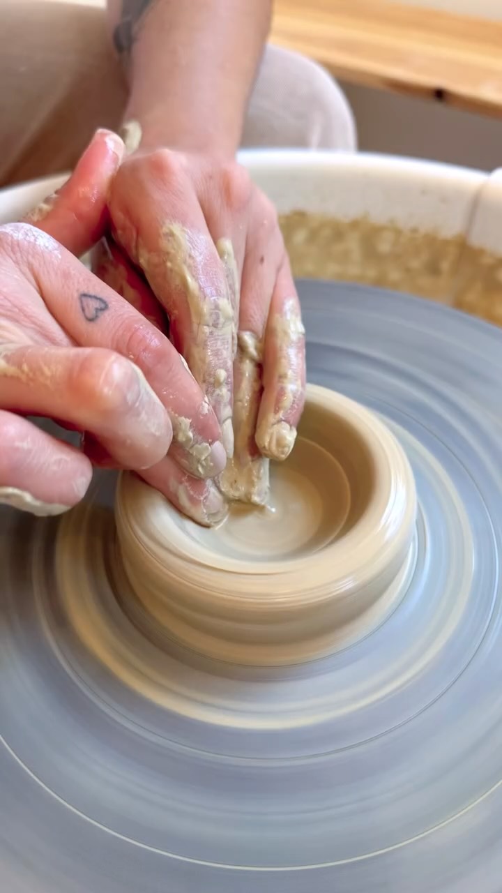  יש משהו ביצירה, שהופך כל רגע שלה לקסום במיוחד.
אולי זה בזכות הניתוק מרעשי הרקע והנוכחות ברגע ספציפי אחד, או שאולי זה בזכות היצירה עצמה, שמאפשרת להביא את עצמנו לידי ביטוי על ידי הכנת כלים מדהימים - יש מאין.
אז בין אם סתם בא לכם לחגוג אהבה ללא סיבה או לחגוג יום הולדת מיוחד - אתם מוזמנים להתפנק בסדנת קרמיקה שתוציא אתכם מהשגרה 🤍
רוצים להתפנק בסדנה שהיא חוויה? תשלחו לי הודעה 🤩
#ceramics #pottery #ceramic #ceramicslovers #קרמיקה #סדנא #סדנה #סדנתיצירה #סדנתקרמיקה #סדנאותקרמיקה