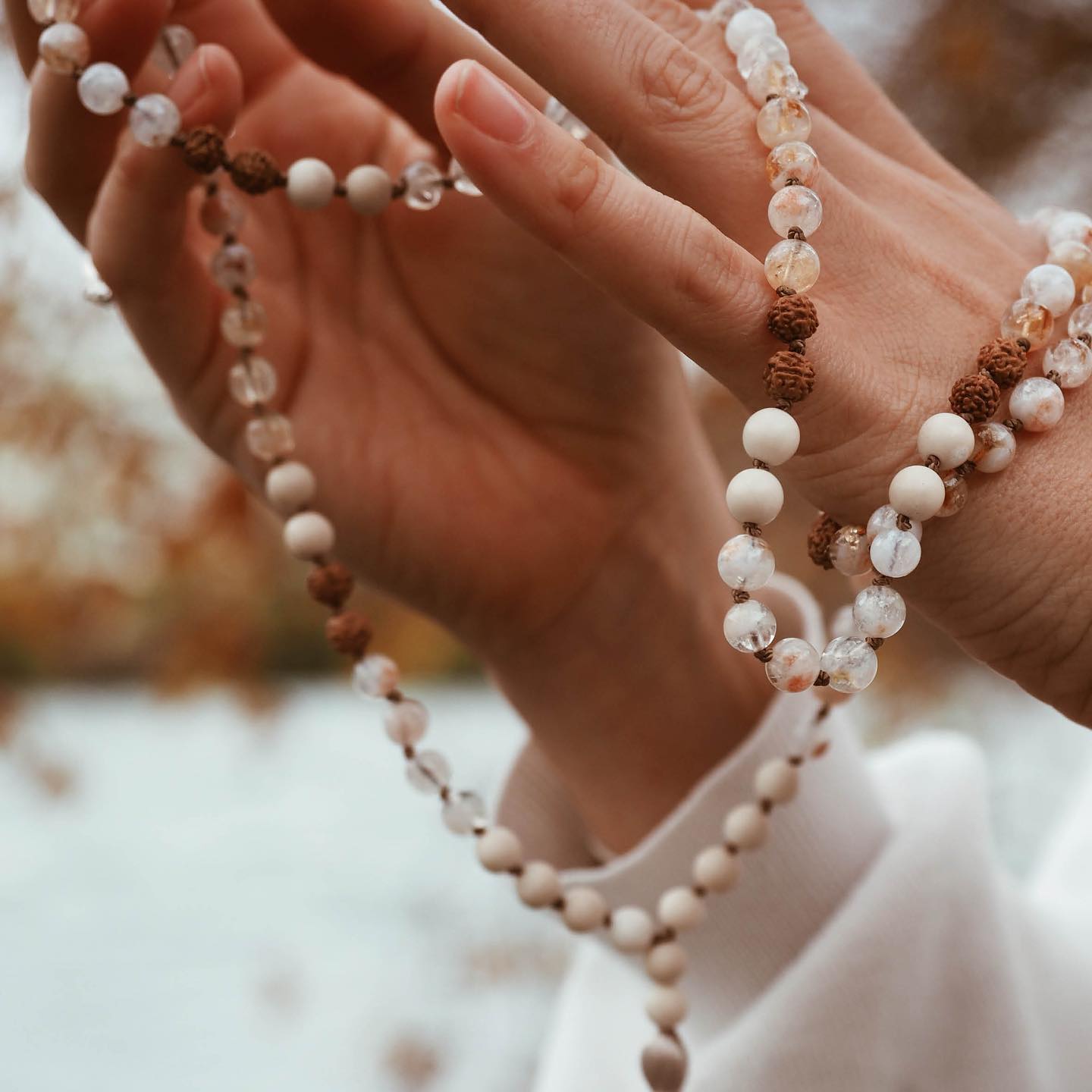 ✨Lebensfreude✨
Diese hangeknüpfte Mala schenkt dir in schwierigeren Zeiten Zuversicht und Neugierde auf alles was dein wunderbares Leben für dich bereit hält.
Citrin - Lebensfreude
Jaspis - Durchhaltevermögen
Rudraksha - Ausgeglichenheit & Wachheit