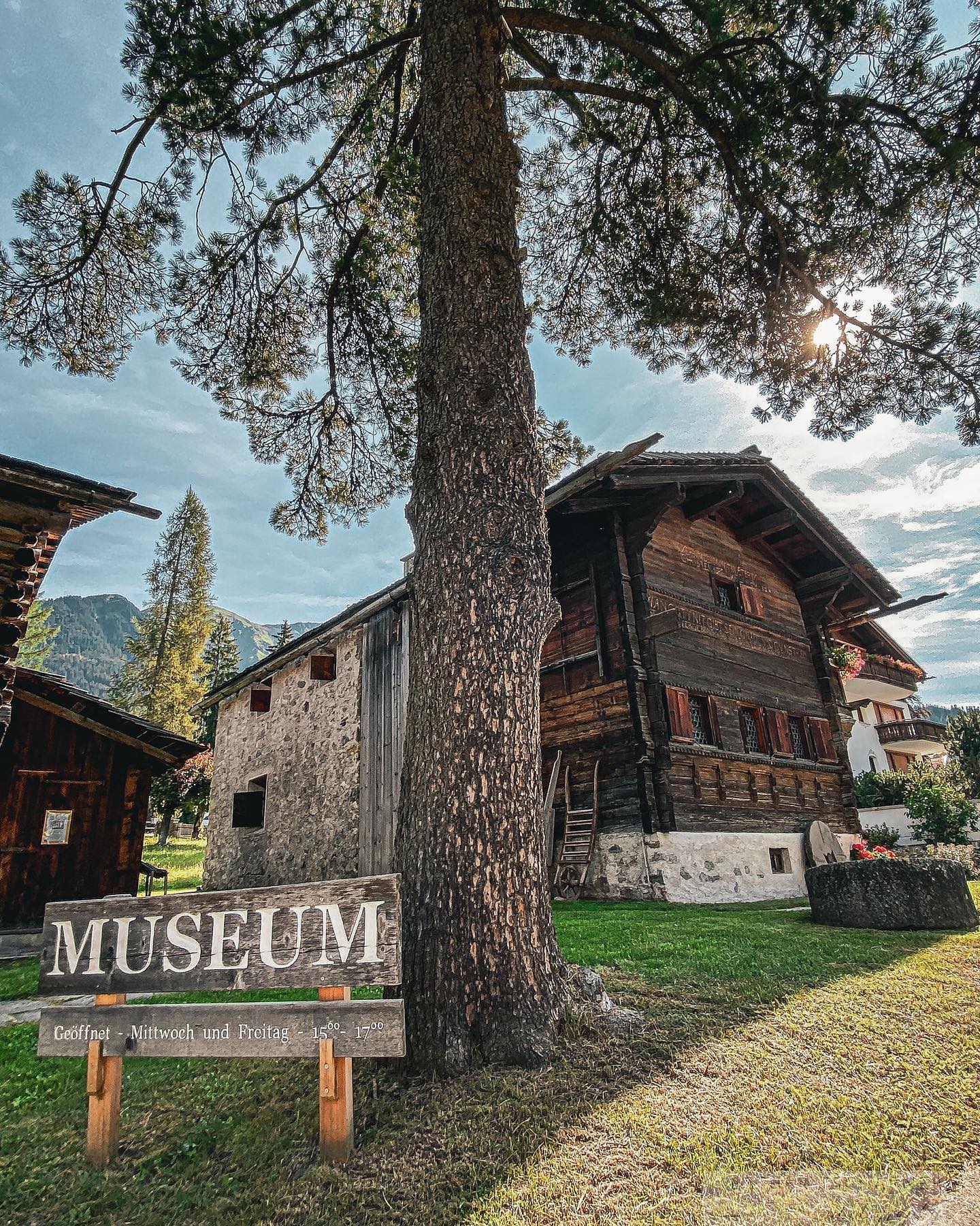 das Museum ist heute von 15.00-17.00 Uhr geöffnet 🌲🏠. Es gibt frisches Holzofenbrot und Zopf zu kaufen 🥖🍞auf euren Besuch freut sich das Nutlihüschi-Team#nutlihüschi#heimatmuseum#heimatliebe#walserkultur#einenbesuchwert#frischesbrot#klosters#prättigau#graubünden#fotoesthertscharner#hus.gmachts