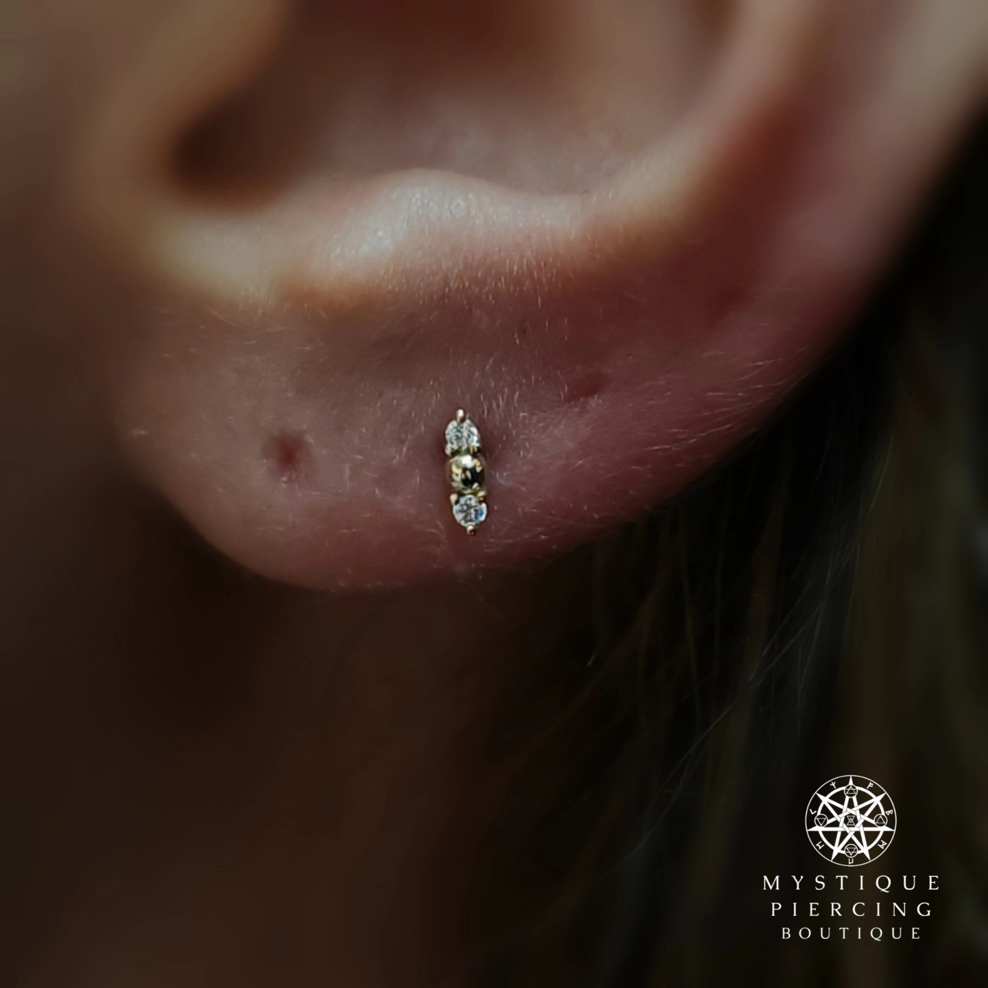 Cute second Lobe with Mishka Prong 3 from @buddhajewelryofficial 🐻
Piercer: @symbiotic_piercing @paid2stab
Using: @probodyart @purklenz
Aftercare: @neilmedpiercingaftercare
