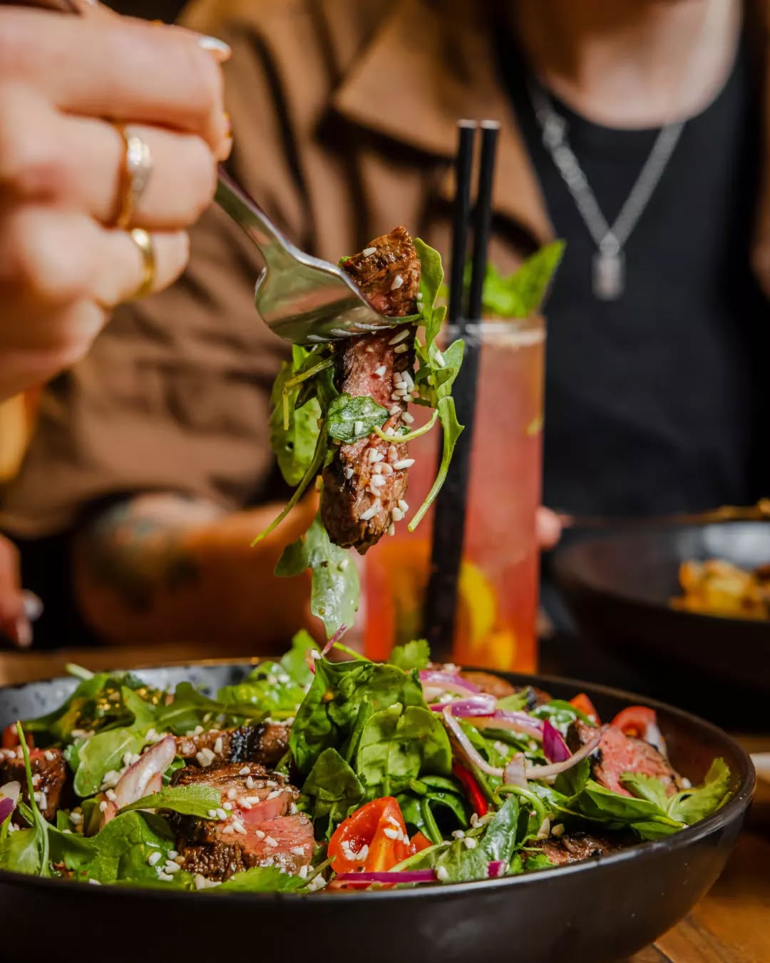 Our palm-glazed Steak Salad is a masterclass in balance: crunchy kale and cabbage, sweet cherry tomatoes, and a tangy kick drip sauce that ties it all together.
Healthy? Yes. Boring? Never 🥢