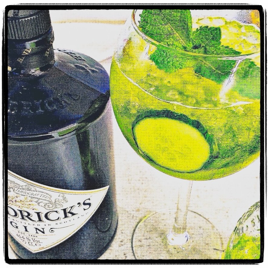 With this week’s chill mix we have a unique matcha Gin and Tonic. Try for yourself. #hendricks #schweppes #matchatea #gintonic #gin @cocktails