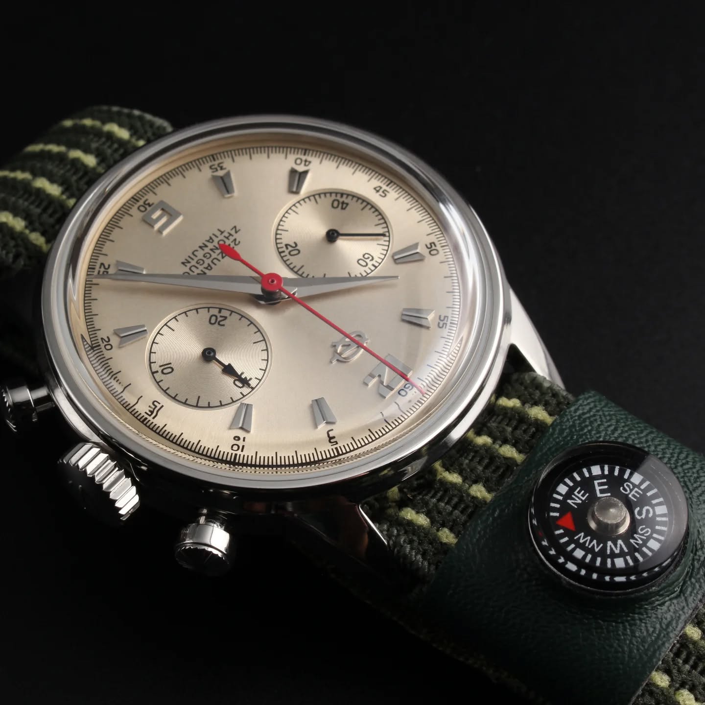 Small compass detail ⌚ 819.87.D304
https://www.seagullwatchcompany.com/product-page/new-seagull-d304-original-replica-men-s-pilot-manual-chronograph-watch
#SeagullWatch #Seagull1963 #MechanicalWatch #CompassDial #WatchDetails Horology Timepiece WatchCollectors
