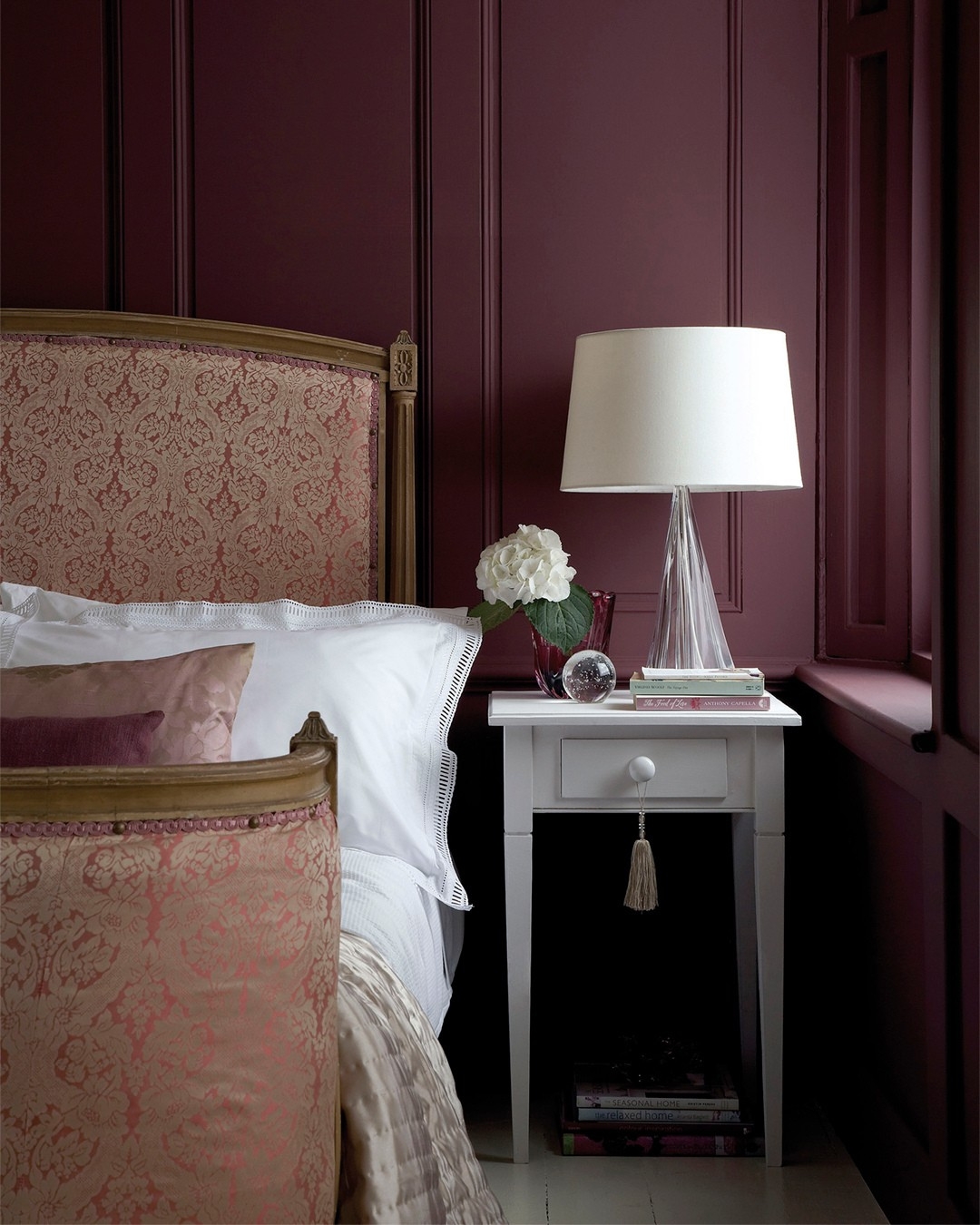 In den letzten Jahren haben wir einen deutlichen Trend zu warmen, erdigen Farben beobachtet, die für eine beruhigende, behagliche Innenausstattung sorgen und uns helfen, uns stärker mit der natürlichen Umgebung zu verbinden. Für 2026 werden wir eine natürliche Weiterentwicklung im Einsatz von Burgundertönen in der Innenraumgestaltung erleben. Edle, beruhigende Pflaumen- und Auberginennuancen wie Adventurer bieten die perfekte Grundlage, um Luxus mit Ruhe und Entspannung in Schlafzimmern, Esszimmern und Bädern zu verbinden.
-Ruth Mottershead, Kreativdirektorin bei Little Greene