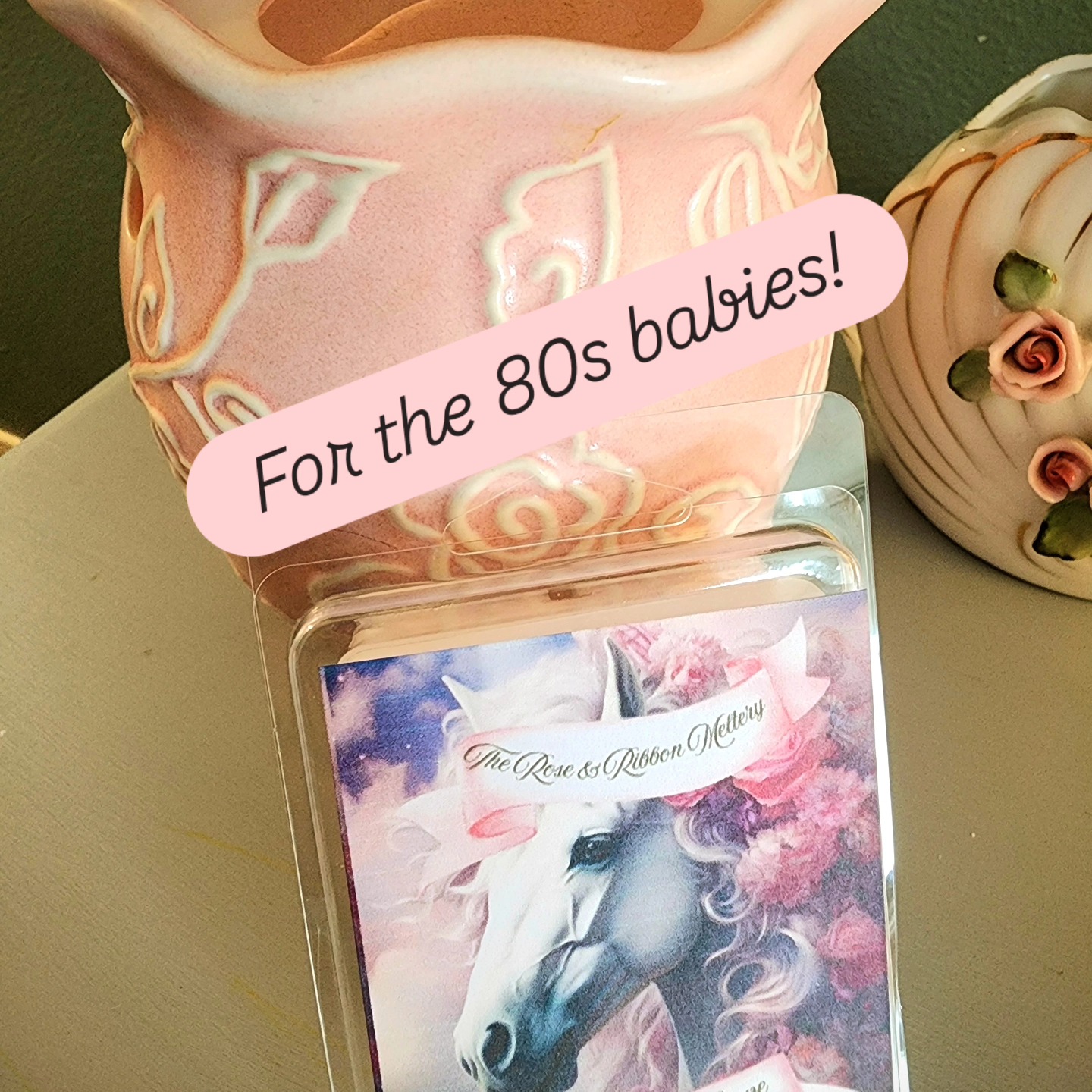 Couldn't resist making a label that I would've been in love with as a kid! Looks like the 80s, smells like the 90s, throwback to Bath & Body Works #pearberry ! No one can tell me the 80s and 90s weren't the best 🎀
#HomeFragrance #WaxMeltMagic #waxmeltsofinstagram