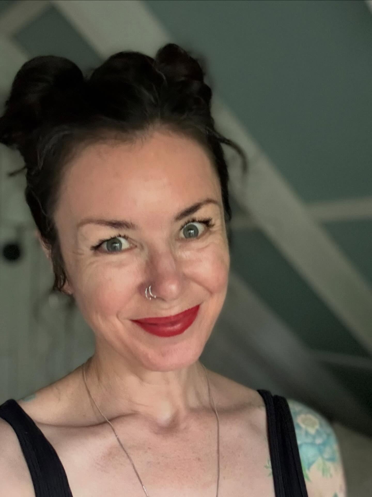 This morning I was feeling really happy… so I took a photo of myself.
Because why not 🤍
I had a good workout, a gentle glow, and that quiet feeling that comes after a really nourishing weekend.
Nothing fancy.
Just being at home with my mister, a bit of DIY, some gardening, ordinary pasta, shared TV time, slow moments together.
And somehow it felt really special.
Loved. Safe. Grateful.
It’s not often we pause to acknowledge these simple, golden pockets of life… but today I wanted to.
Starting the week feeling settled, content, and held in all the right ways ✨
I hope your weekend gave you that feeling too.
Loved. Cherished. Nourished.
🥰