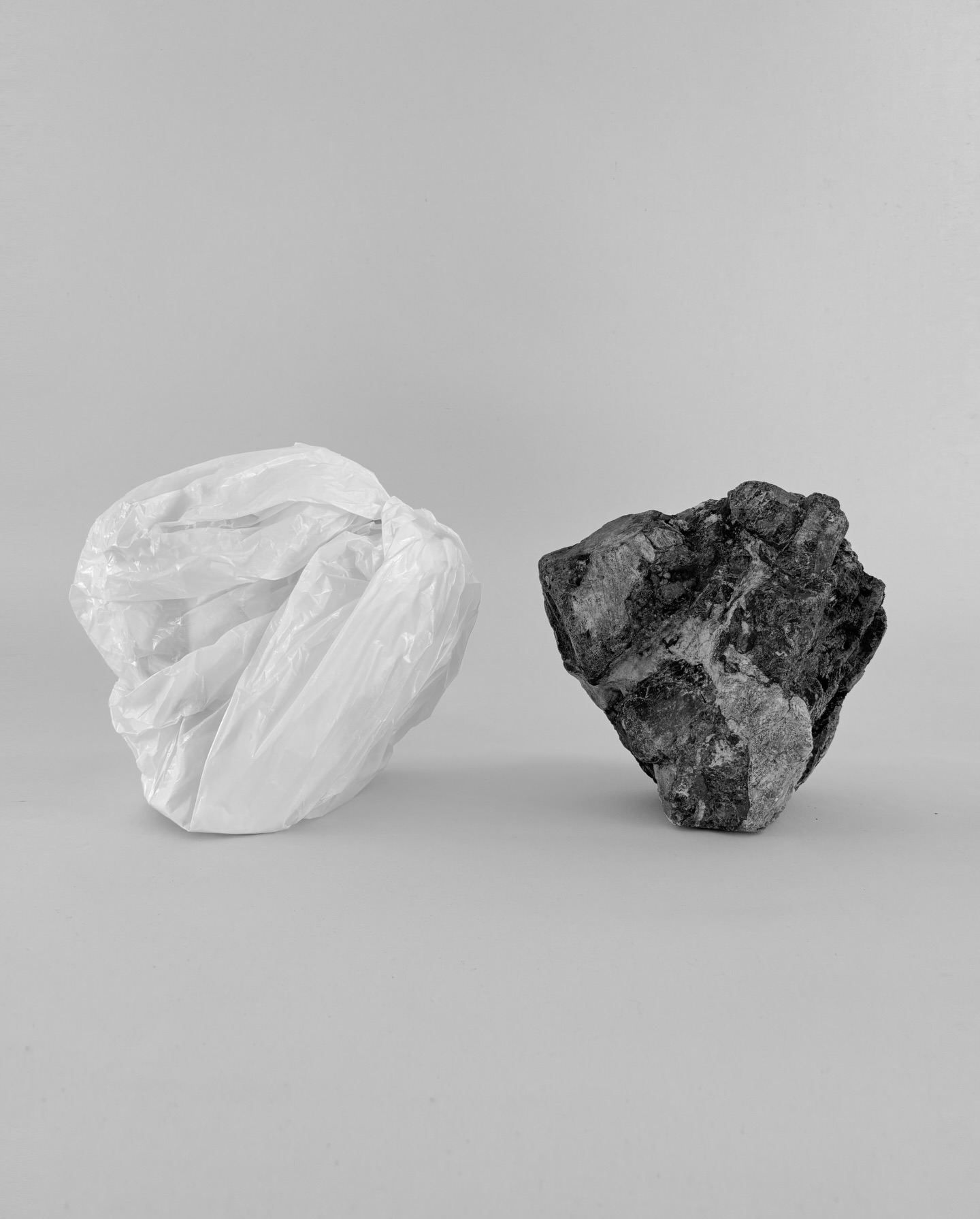 “Quanto pesa o espaço que ocupo”
Papel e Pedra