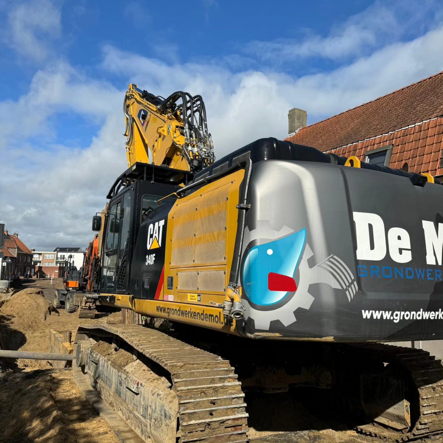 🚛💥 Kom jij ons team versterken? 💥🚛
Grondwerken De Mol is op zoek naar nieuwe collega's! Ben jij klaar voor een job vol avontuur, afwisseling en uitdaging? Bekijk snel enkele van onze openstaande vacatures:
👷♂️ Chauffeur CE – De weg is jouw thuis
💪 Kraanmachinist – Jij maakt alles mogelijk!
🔧 Hoofd Magazijnier – Jij zorgt dat alles op rolletjes loopt
Wat bieden wij?
✔️ Een tof team waarin we hard werken én lachen
✔️ Aantrekkelijke arbeidsvoorwaarden
✔️ Een job waarin geen dag hetzelfde is
Dus, ben jij een expert in je vak of wil je het leren? Solliciteer dan snel en graaf je toekomst bij Grondwerken De Mol! 🌍
📩 Stuur je CV door naar personeel@grondwerkendemol.be
#grondwerkendemol #vacature #chauffeurCE #kraanmachinist #magazijnier #jobindebouw #grondwerken #teamspirit #solliciteren #teamdemol