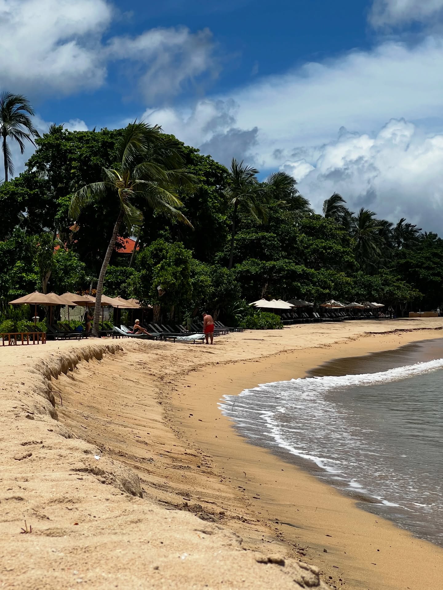 Tu naprawdę jest tak spokojnie — Bez pośpiechu, tłumów i presji. Ukryte małe plaże, kokosy i szum oceanu. To takie proste i nic więcej już nie potrzeba do szczęścia.
Możesz przyjechać sam/-a, w grupie, z rodziną lub przyjaciółmi a ja się zajmę organizacją żeby było jak najbardziej leniwie i przyjemnie bo to w końcu Twój czas i Twoje wakacje marzeń 🏝️🐬🌊🌞