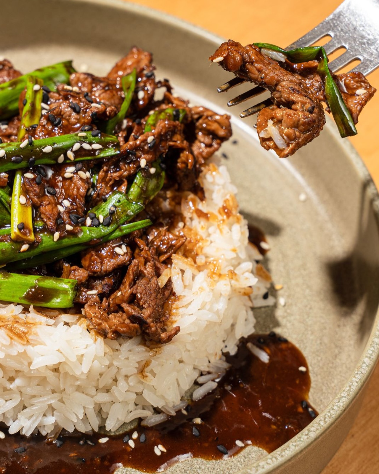 Un clásico lleno de sabor✨
RES Y PUERRO | Jugoso filete de res, jengibre, puerro fresco y arroz.
☎️: 809 222 9222 • Delivery - takeout - reservas