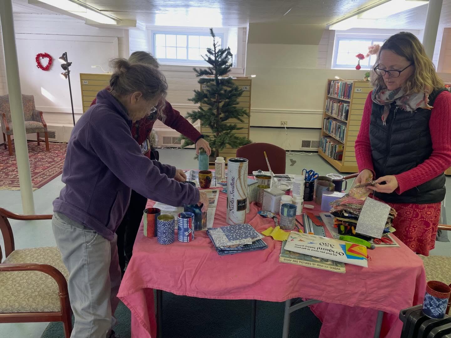 Ah we had such a fun day yesterday, upcycling tin cans with fabric and origami paper with Mirjam Brett! Thanks Mirjam and all who came for a fun morning.