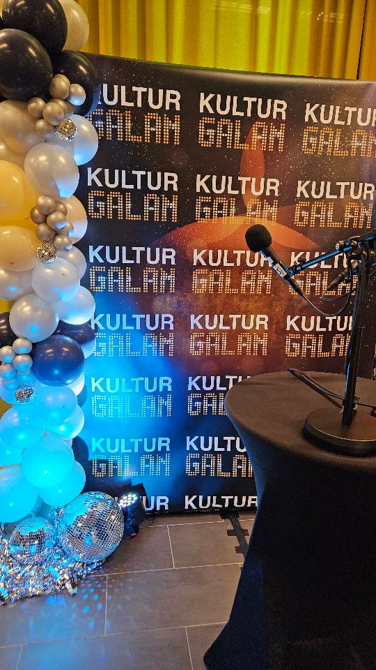 I år fick vi äran att skapa dekoren inför Kulturgalan på Opalen i Rimbo.✨️
Med glitterdraperier, discokulor och ballonger i galastil förvandlades lokalen till en festlig och inbjudande miljö med riktig gala-känsla. 🪩✨️
Det är alltid lika roligt att ta vanliga lokaler, som en skolmatsal, och med rätt dekor skapa precis den festliga känslan vi och kunden önskar.✨️