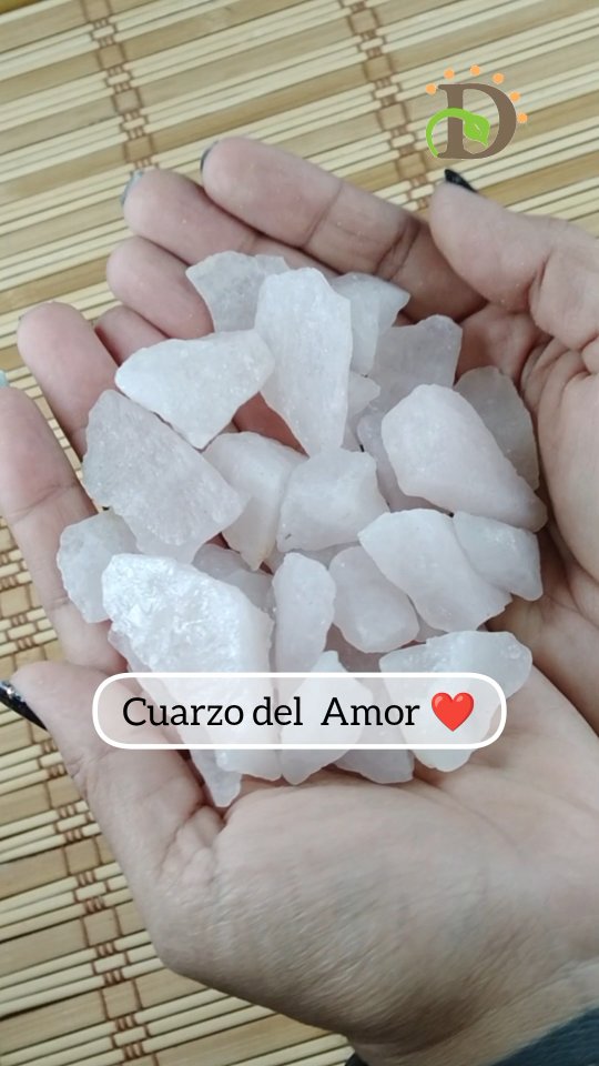 El Cuarzo Rosa es un cuarzo para atraer amor, sanar emociones, atraer paz, calma y autoconfianza.
Utilízalo en la mano derecha o cerca del corazón. Para programarlo ponlo entre tus manos y estás sobre tu pecho, y di en voz alta lo que deseas sintiéndolo como ejemplo puedes decir: "Programo esta pulsera para atraer un amor maravilloso y abrir mi corazón sin miedo" y repite hecho está 3 veces.
#cuarzorosa #quartz #amor #cuarzos