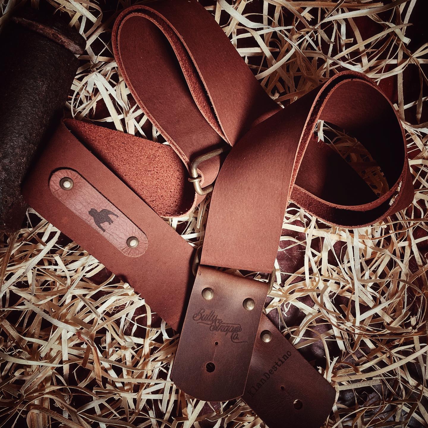 Bom final de semana, galeraaaa!🤘🏼
.
.
.
#façaacontecer #leathergoods #leatherguitarstraps #correiasparaguitarra #wallets #acessóriosemcouro #handmade #leather #feitosàmão #feitosàmãonobrasil #couro #artigosdecouro #qualidade #exclusividade #rústico #rocknroll #blues #coffee #café #musicacouroecafé #agenteamaoquefaz #bomfinaldesemana