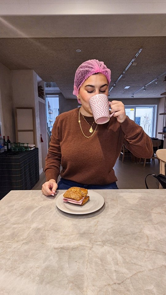 Esto es lo que no se ve 👀
cuando alguien disfruta de una comida sin preocuparse 🍽️
Pensar, organizar, cocinar, coordinar.
Anticiparme a todo para que otros
solo tengan que llegar y disfrutar ✨
No es solo cocinar.
Es cuidar cada detalle antes de que empiece el evento 🤍
Yo me ocupo
para que tú no tengas que pensar.
#LoQueNoSeVe
#CuidarLosDetalles
#CateringConSentido