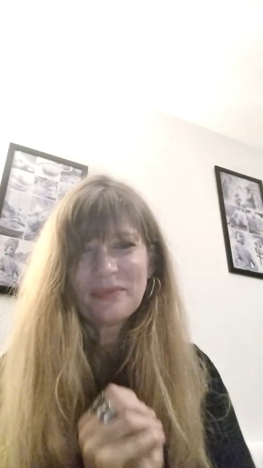 Voici quelques idées que j'aime bien faire (vous avez encore quelques jours pour fêter Imbolc) :
-J'aime honorer la nature en me connectant par des promenades en conscience je me connecte à chaque bruit et à chaque odeur et j'en fais des moments privilégiés et ça me fait un bien fou
- Faire des crêpes ! Symbole du soleil
-Vous pouvez écrire vos souhaits pour le printemps symbole de Renaissance moi j'aime bien brûler ensuite pour être transmuté par le feu et redonner à la terre pour faire germer mes idées et mes projets
-C'est aussi une période de créativité vous pouvez laisser libre cours à votre imagination et faire toute forme d'art sans forcément être artiste faites tout en intuitif
-C'est aussi la période où on sème des graines que ce soit symboliquement ou réellement
- Préparez-vous au fameux ménage de printemps ! 😅
Et vous quelles sont vos idées pour cette période de renouveau?
#imbolc #sabbat #printemps #roueceltique #gratitude