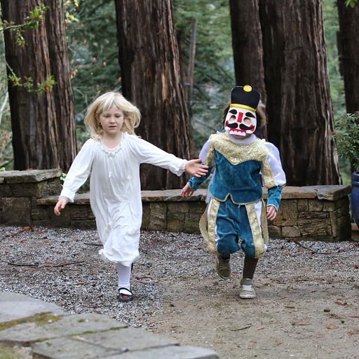 Throwback to a few months ago- a site-specific @rammdance Nutcracker performance at a woodsy castle estate took place back in early December! This is one performance we'll never forget!
#Nutcracker #moderndance #ballet #Sitespecific #castle #dancecompany #kidsdance #bayareadance #bayareadancers #sitespecificdance #sitespecifictheatre