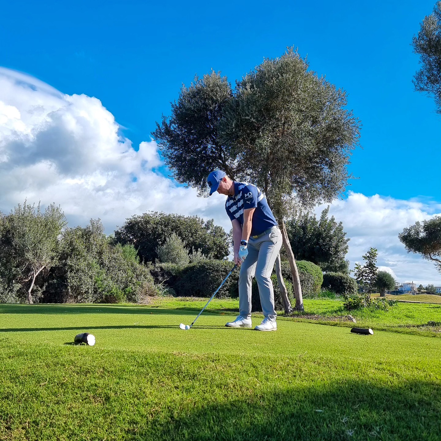 TEMAKURS 26 JUNI. Lär dig att ställa upp dig till bollen på ett professionellt sätt. Vi börjar med att gå igenom grunderna för att sedan gå vidare med intention och val av slag med hjälp av vår uppställning. Ett måste för den seriöse golfaren.
26 juni kl 17-20.
895kr
Min 4, Max 6 deltagare