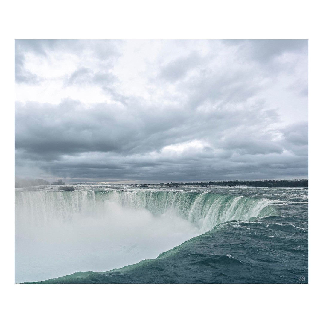...#niagrafalls #waterfall #waterfalls #canada #ontario #ontariocanada #overhang #mist #cloud #greenwater @niagarafallstourismcanada @visit_niagara @explore.ontario #placephotography #senseofplace