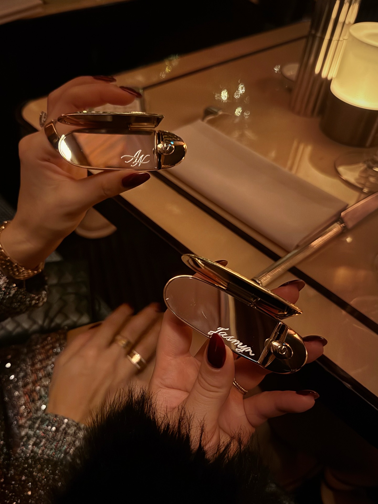 Lipstick engraving for @guerlain and @jasmynmazloum
After a successful autumn at De Bijenkorf Rotterdam, the Guerlain podium has moved to De Bijenkorf The Hague for winter and I’ll be there again!
Kom me gezellig opzoeken als je je Guerlain aankopen wilt laten personaliseren met een kalligrafie gravure. Ik ben er op:
🗓️ 1 en 8 februari, 1, 8, 22 en 29 maart en 5 april
🕘 van 14-17 uur
📍 De Bijenkorf in Den Haag
Zie je daar! 😘
#calligraphyengraving #graveren #graveur #handengraving #gravure