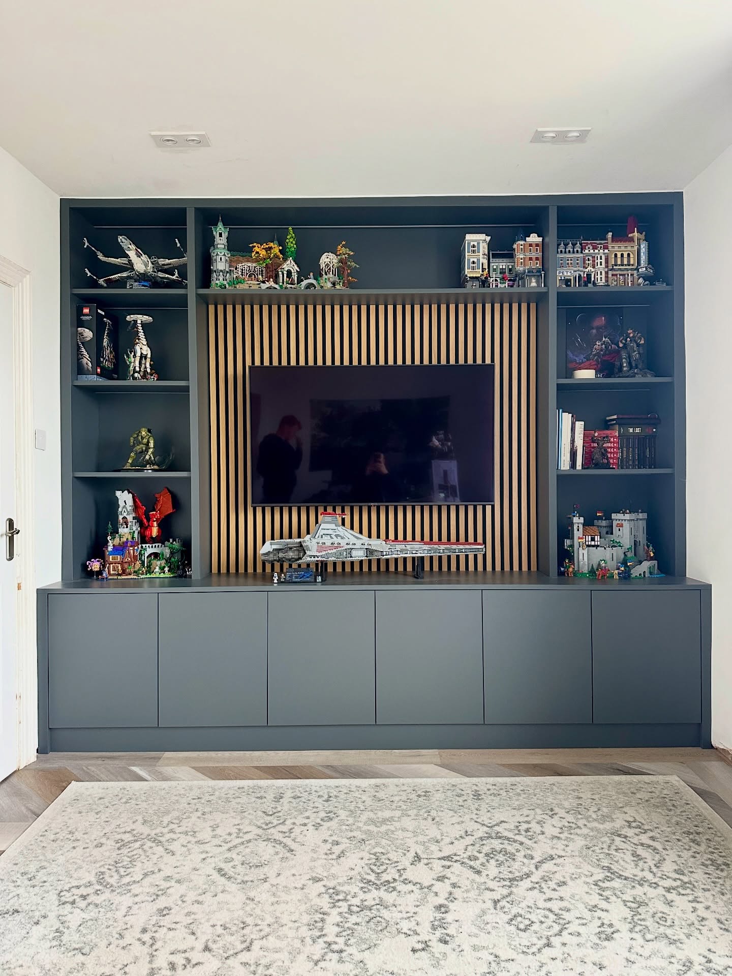 A bespoke modern slab door media unit, designed with clean lines and a contemporary finish. Featuring open shelving with plenty of space to display models, figures, and LEGO collections. Completed with a striking acoustic slatted TV backdrop, adding both style and texture to the customers office.
#bespoke #mediaunits #home #lego #starwars