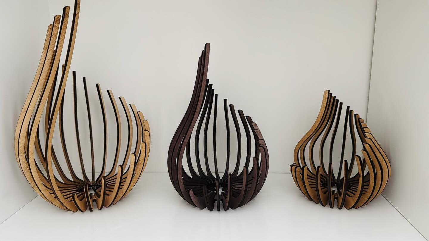 Form trifft Handwerk ✨
Jedes Stück wird mit dem Laser geschnitten und von Hand gefertigt – mit Liebe zum Detail, Respekt vor dem Material und dem Anspruch, etwas Zeitloses zu schaffen.
Ein LED-Teelicht unterstreicht die organische Form und schafft eine stimmungsvolle, warme Atmosphäre.
Welches Format spricht euch am meisten an – groß, mittel oder klein? 👀👇
# Holzliebe
# warme Atmosphäre
# Laser