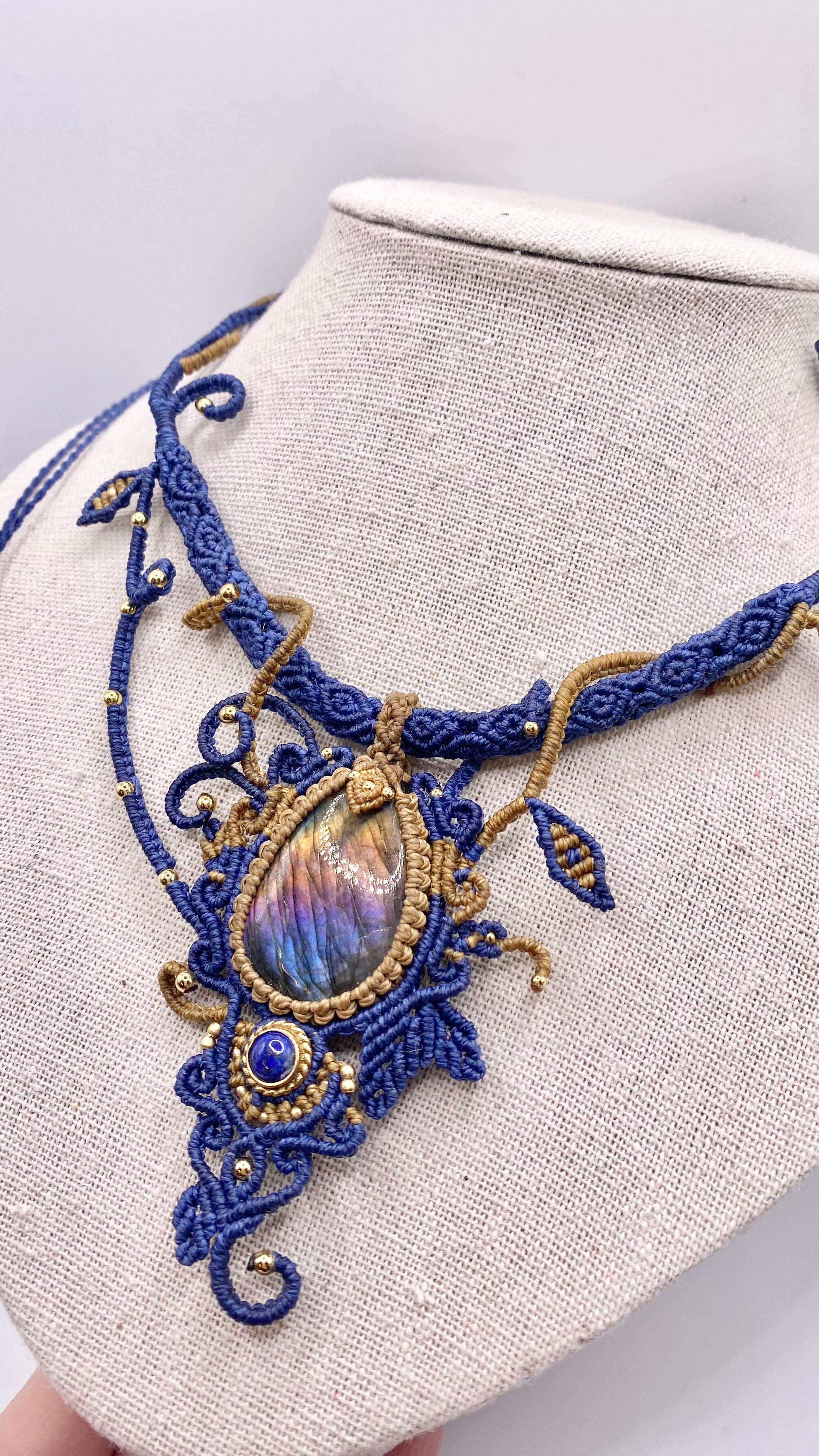 Trois jours de tissage, guidée par les fils.
Bleu profond, or ancien, reflets de tempête et de nuit étoilée…
La labradorite révèle ses éclats violets comme un secret sacré.
Pierre de protection et d’intuition, gardienne des seuils et des âmes sensibles.
Un bijou-talisman, né lentement, pour celles qui marchent entre les mondes 🜂
#goddessjewelry #labradorite #artisanefrançaise