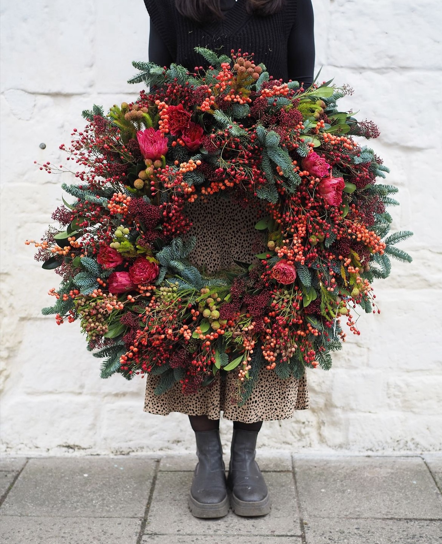 Ik moet eerlijk bekennen dat ik dit jaar niet helemaal de kerst spirit heb! Met o.a. dat grauwe natte weer, wat persoonlijke uitdagingen en mijn nog steeds onopgetogen kerstboom voelt het allemaal wat bleh. Wat ook oké is! Gewoon weer een reminder dat je inderdaad je eigen slingers moet ophangen in je leven, letterlijk en figuurlijk 😅
Dus ik heb mij voorgenomen om mijzelf in de kerstsfeer te hijsen vanaf vandaag. De christmas mindset is bij deze aangezet 🤓 Let’s go ho ho !!🎅🏻🎄
Mooie kerstkrans @pamplemoussedorset
#christmasdecor #christmasdecor #christmaswreath #kerstkrans #kerstdecoratie #christmasspirit #mindsetmatters
