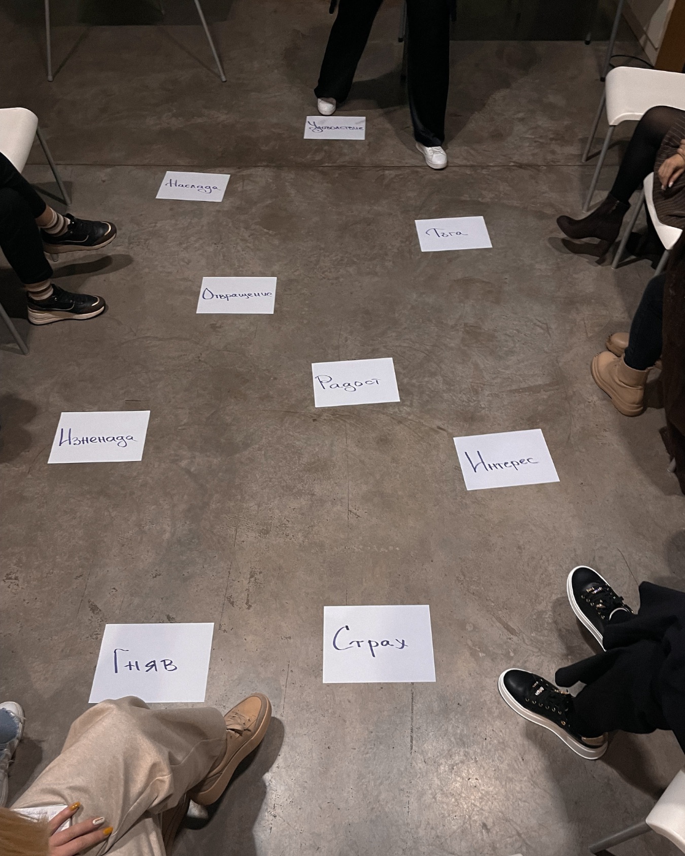 Всеки път срещите са много различни, а съответно и упражненията. Това упражнение, което виждате на снимката дава възможност всяка от участничките да усети каква е, когато встъпи в тази емоция. Защото, за да имаме всичко, което искаме, първо трябва да имаме ясна дефиниция какво всъщност представлява това, което искаме и какви сме, когато го получим. Например много често чуваме “Искам да съм спокойна” - а спокойствието изглежда по различен начин за всяка от нас. Затова в Tu Bora “разглобяваме” всичко до съставни елементи - когато говорим за емоции, започваме от хормоните; когато говорим за състояния - разглеждаме емоциите и т.н.
Ако и вие имате въпроси, на които все още не можете да си отговорите - заповядайте в нашата общност!
Очакваме ви!