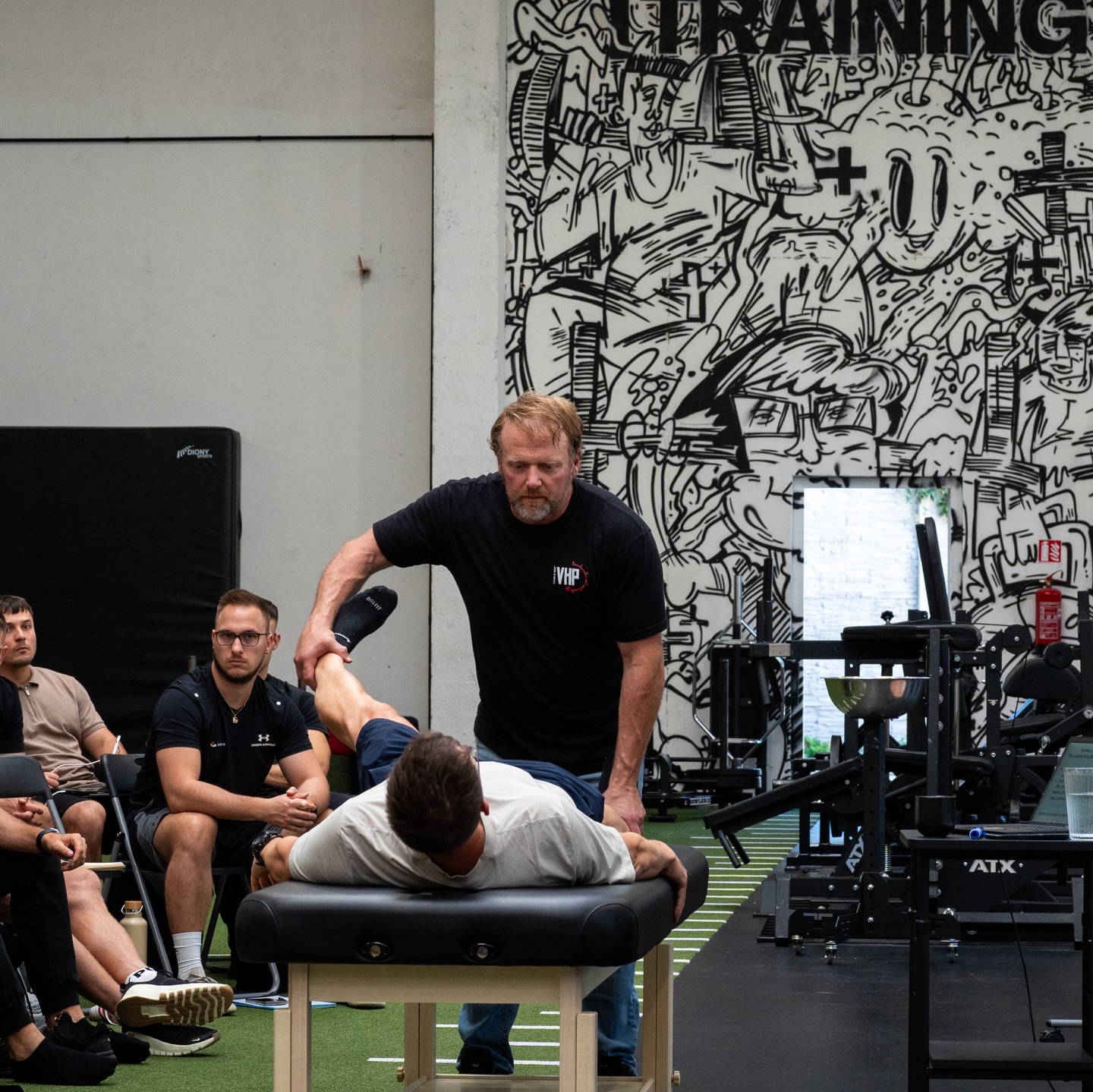 Setkání s Cal Dietzem, které ti přepíše způsob přemýšlení o lidském těle. 🧠💪🏽🏃🏽♂️➡️
V Brně jsem měl možnost učit se přímo od Cala Dietze autora systému Triphasic Training a jednoho z trenérů, kteří nejdou jen po výkonu, ale po souvislostech.
Nešlo jen o sílu. Nešlo jen o techniku.
Šlo o to, jak nervový systém řídí pohyb, stabilitu, bolest i regeneraci.
👉🏽 Pokud nervový systém necítí bezpečí,
👉🏽 pokud tělo nevnímá stabilitu,
👉🏽 pak ani „správně cvičený cvik“ problém nevyřeší.
Velkou část víkendu tvořil Reflexive Performance Reset (RPR), což je rychlý neurologický zásah, který dokáže:
• zlepšit svalovou aktivaci,
• snížit bolest,
• zvýšit výkon,
• urychlit regeneraci.
Ne jako kompenzace. Ale jako reset systému.
Tohle je přesně rozdíl mezi:
❌ řešením symptomu vs. ✅ hledáním příčiny
Ve své praxi proto dlouhodobě propojuji:
• silový trénink 🏋🏽♂️
• neurologii 🧠
• stabilitu 🤸🏽♂️
• dýchání 🫁
• kvalitu pohybu 🏃🏽♂️➡️
Moje praxe má 12 let, ne 30. Beru to ale jako výhodu. Mám pokoru, hlad po vzdělání a neustálé ověřování v realitě. Jsem rád, že jsem se tohoto kurzu zúčastnil až po získání jeho certifikace Triphasis Training Coach, po přečtení jeho knížek a nespočet hodin odcvičených v jeho systému se svými klienty i ve vlastním tréninku.
Vzdělání u Cala nekončí a stálé se pracuje na posunu vpřed.🇺🇸 💪🏽
Protože dobrý trenér není ten, kdo má největší ego.
Ale ten, kdo chápe, že lidské tělo je systém.
Honza
#brotasfitness #caldietz #neurology #posilovani #trenink