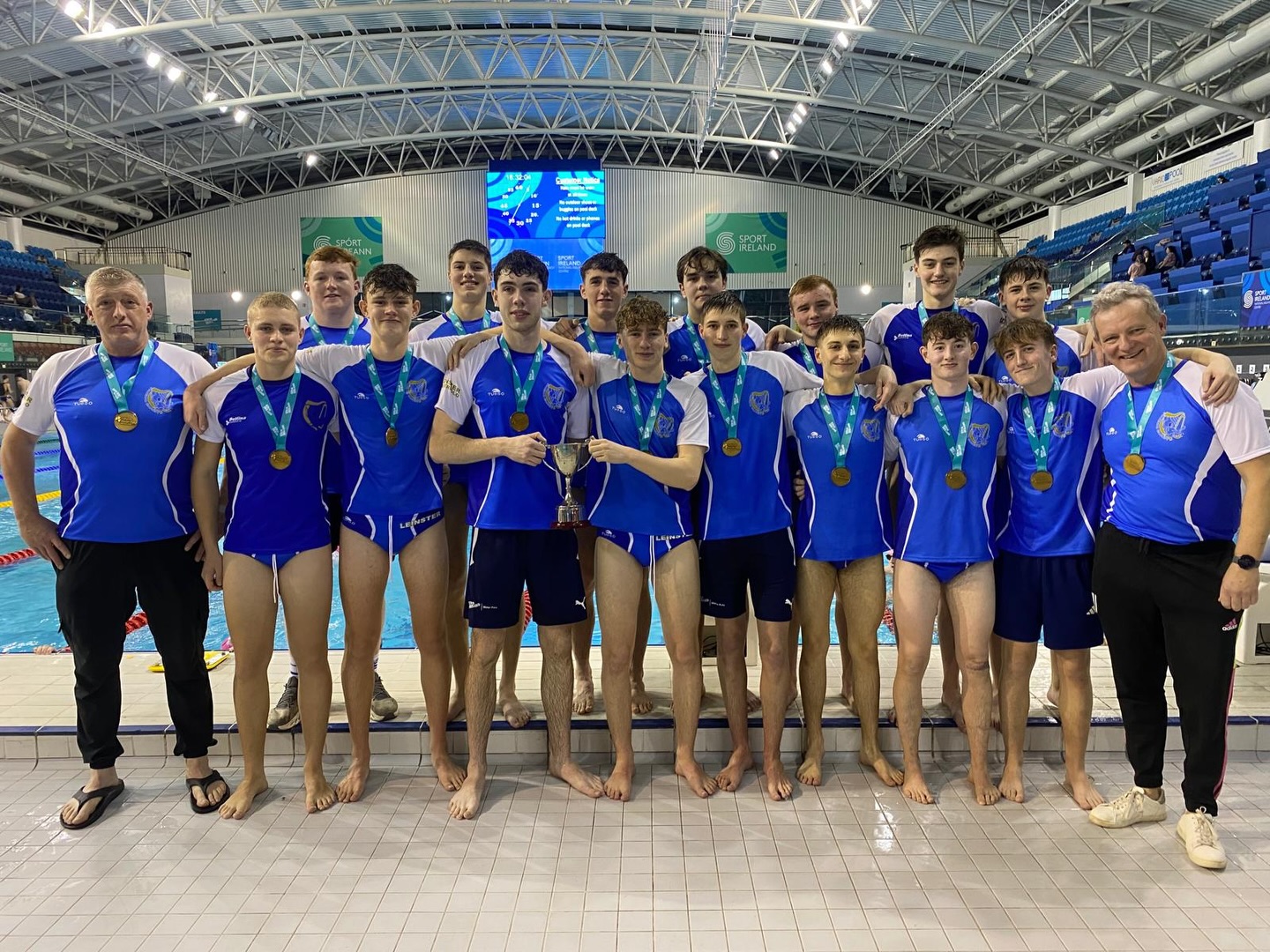 The lads retain their U18 Inter Pro title after a brilliant win over Ulster yesterday! 🏆🙌
Huge shoutout to Sandycove lads Andrew, Deimhne and Julian - all played a massive part.
Special mention to Julian for stopping two penalties in the final quarter — outstanding! 💪🔥
Champions again! 🥇
#waterpoloireland #waterpolo #u18waterpolo