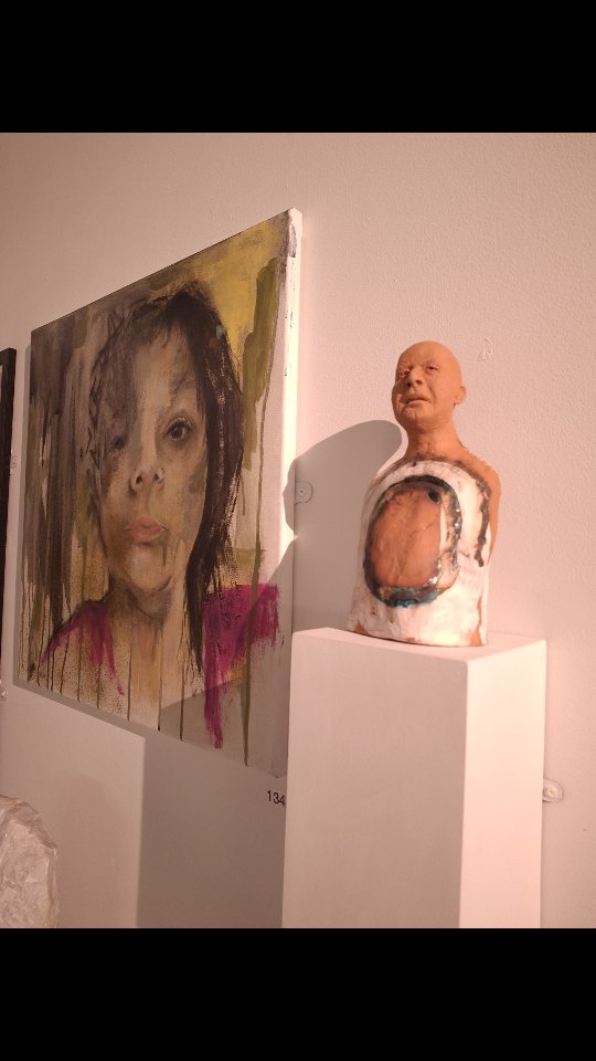 I finally made it back to the 61st Essex Open @beecroftartgallery this weekend, in daylight!
Well I say daylight but Sunday was a pretty gloomy day weather wise. Inside though was a lovely warm feeling among such a superb mix of artists creativity. Wonderfully and thoughtfully curated by @simonmonkstudio
@peterknocko @charlieshox
There is still time to visit, its on until 15th February, open Weds -Sun 11-5pm
Here's a couple of my favourites, sorry for missing tags! But so, so much more to see than this, so do get down there too see for yourself.
@katrina.parris
@natashadavisart
@philsteed_prints
@graceedkinsstudio
@gill.whitehead
@anna.lukala
@bronwynoldhamphotography
@julietbrysonstudio
@david_s_watkins
@julies_art1707
@curiousgreyart
@tin_roof_studio_essex
@gascoigne_simpson