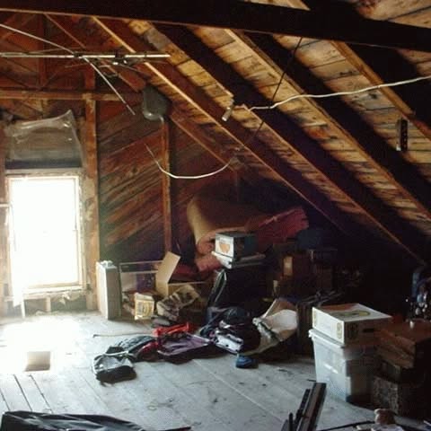 Uw rommelzolder ombouwen naar een goed geïsoleerde verdieping om uw thuiswonende kinderen meer leefruimte te geven of er zelf een thuiswerkplek te creëren? Wij helpen u graag.
www.isoleermijndak.nl
#verduurzamen #zolder #thuiswerken #mantelzorg #studeren #energiekosten