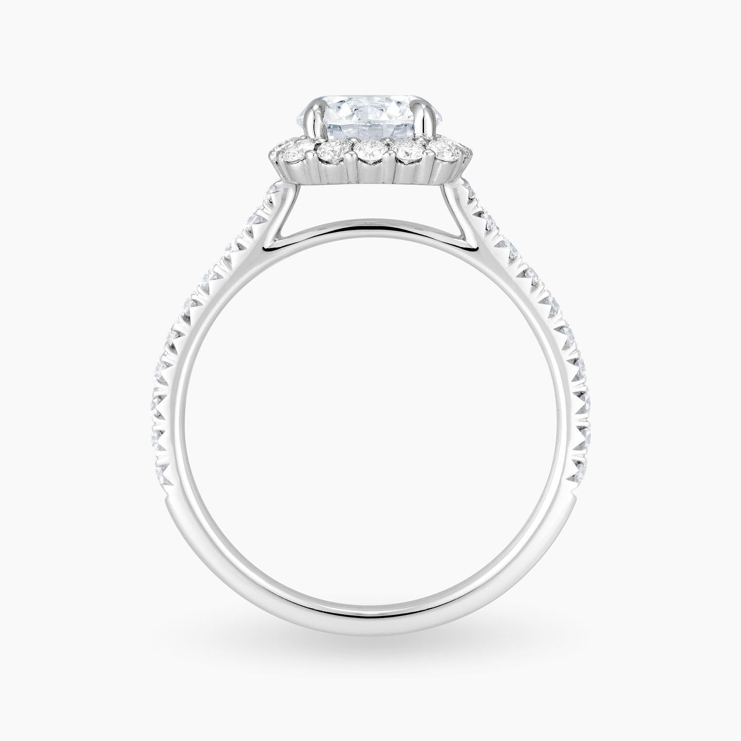 Loving the side view of our signature halo setting.
#engagementring #engagementringhk #diamonds #diamondshk #naturaldiamonds #labgrowndiamonds #labgrowndiamondshk #weddingring #skylarcdiamonds