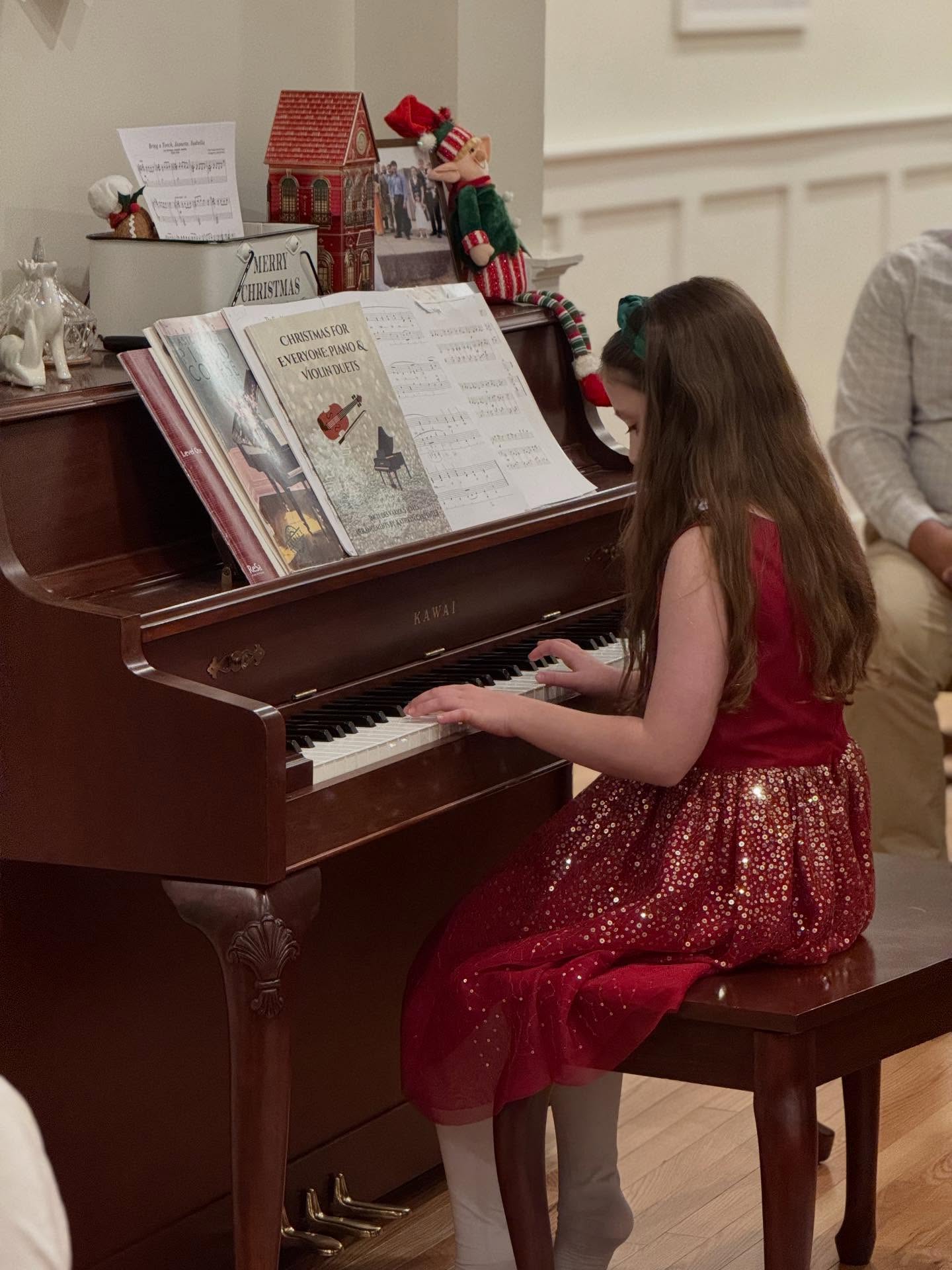 Piano Christmas Party with the DC students! 🎄🎹🎅🎶☃️
This was so fun! It was just a casual Christmas occasion to get some play time in, but it really was a party! So proud of these guys, all the work they did, and their bravery. For most of them, this was their first time “on a stage”. They did awesome!
Many thanks to my favorite person @martindlafuente for his photography skills 📸❤️