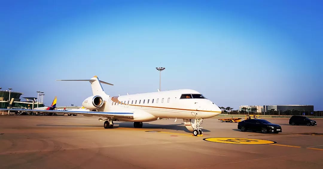 We are all pretty happy when the weather gods allow us to enjoy a beautiful machine like this basking in the Spring sunlight.
#infinitejetkorea #planexecution #groundhandling #springinkorea #항공기 #전세기