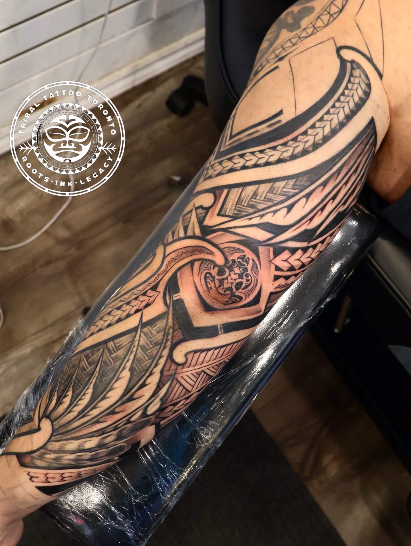 I don’t randomly choose symbols. I read the energy my client carries and let the design reveal itself.
This turtle placed on the back of the arm represents longevity, wisdom, and the strength to endure hardship.
It’s a reminder that slow doesn’t mean weak—and that those who carry weight in silence often last the longest.
#Tribaltattoo #polynesiantattoo #polynesian #island #maori therock besttribaltattoo tribaltattootoronto tribaltattooartist freehandtattoo freehandtribaltattoo filipinotribal filipino samoantribal samoan nativetattoo