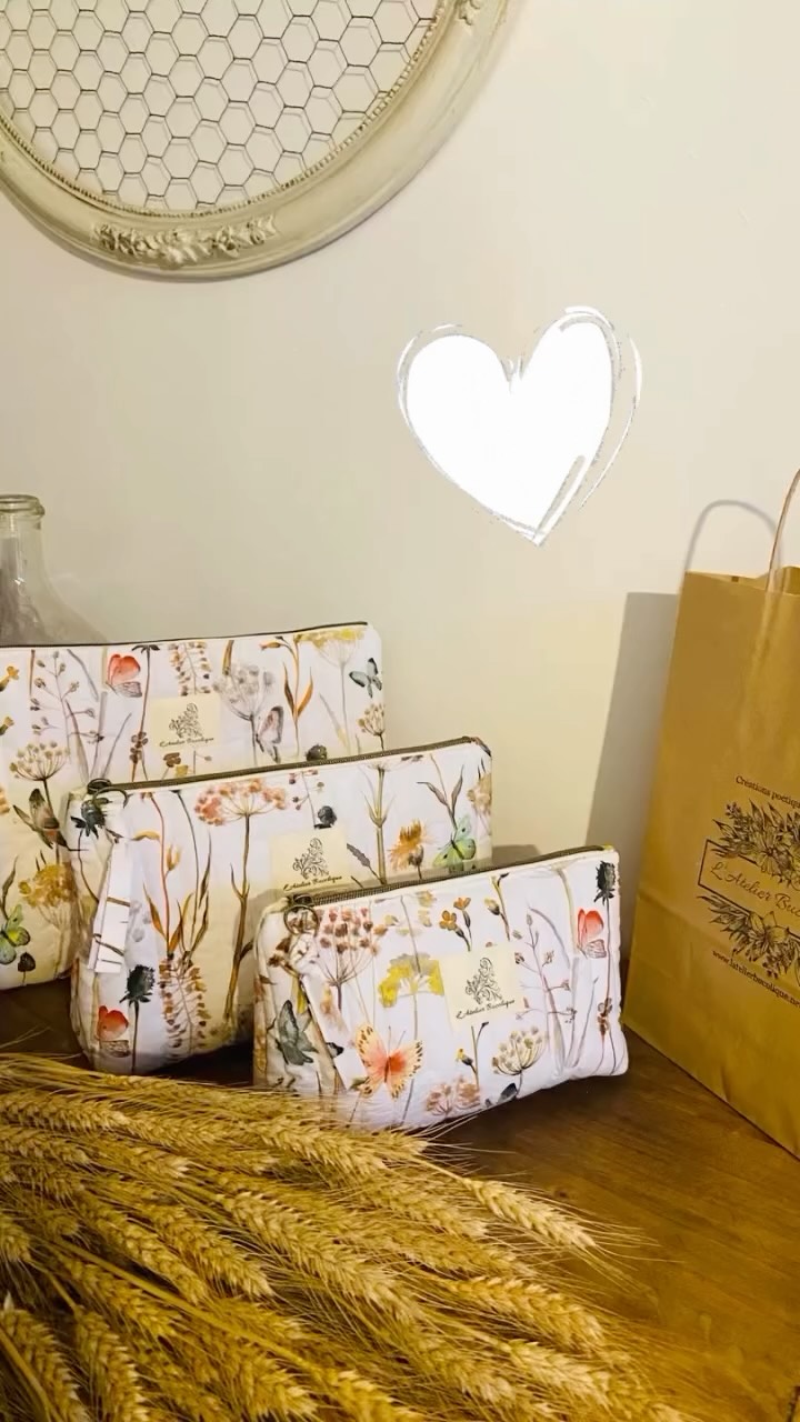 🌿 Retrouvez la jolie Discrète en version Papillons d’Automne.
Cette trousse matelassée allie élégance et fonctionnalité grâce à ses 4 poches intérieures, idéales pour une organisation optimale.
Disponible en trois tailles pour s’adapter à tous vos besoins :
* Taille S : 24 × 14 × 8 cm
* Taille M : 28 × 18 × 8 cm
* Taille L : 32 × 22 × 8 cm
N’hésitez pas à liker et à partager ma publication ou bien à faire un tour sur le site internet de l’Atelier (lien en bio) où vous retrouverez tous mes accessoires poétiques (sacs, pochettes, bananes, bourses, trousses…), aux détails précieux et aux finitions très soignées, dans des tissus romantiques, raffinés et délicats.
Charlotte
🌿 L’Atelier Bucolique
#couture #faitmain #madeinfrance #trousse #artisanat