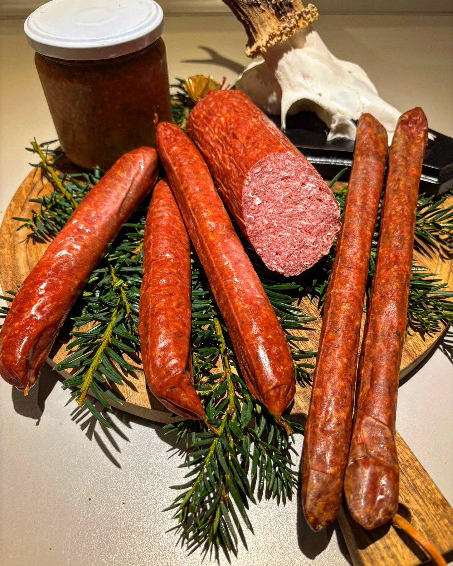 Was gibt es schöneres als Wild zu tollen Produkten zu verarbeiten bzw. herzustellen.
In diesem Fall zu Wild Bolognese 🍝 , Pfefferbeißern Mettwurst und Salami.
Getreu dem Motto vom Wald in den Mund 🦌🐗🍀🌳
Bei Interesse einfach melden oder direkt über die Waldfleisch App bestellen.
#vomwaldindenmund #wildsalami #wildfleischbesterqualität #wildbret #rotwild #schwarzwild #rehwild #jagdistmeinepassion #jagdaufseher #wildfleischausderregion #bottropkirchhellen #jagd #wildfleischistdasbestebio #wennfleichdannso #wildfleischverkauf #wildfleischverarbeitung #waldfleischapp