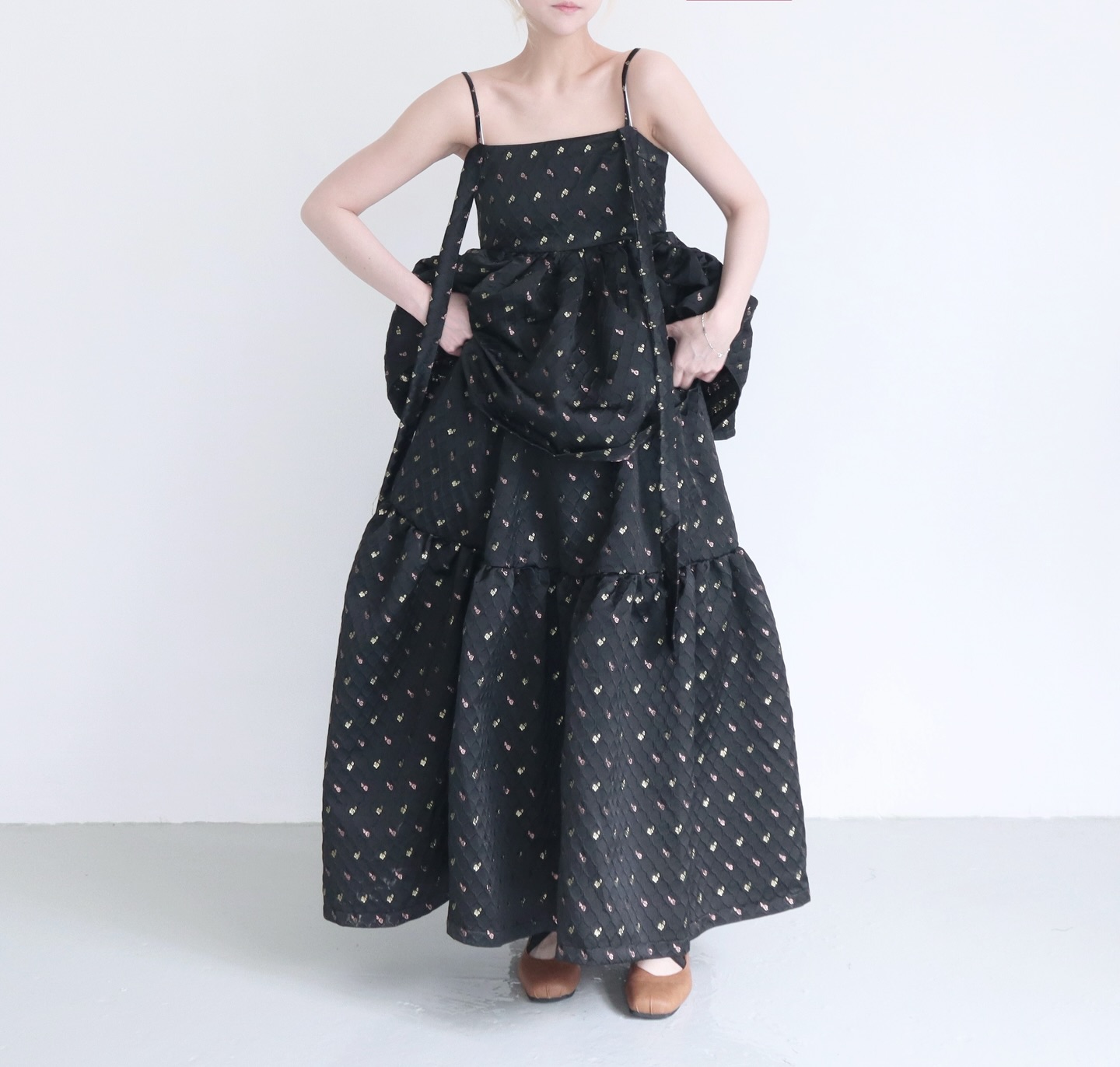 網站在明天6點前是顯示進入不了的,2月7日下午6點就會正式開放新年大減價活動🤍