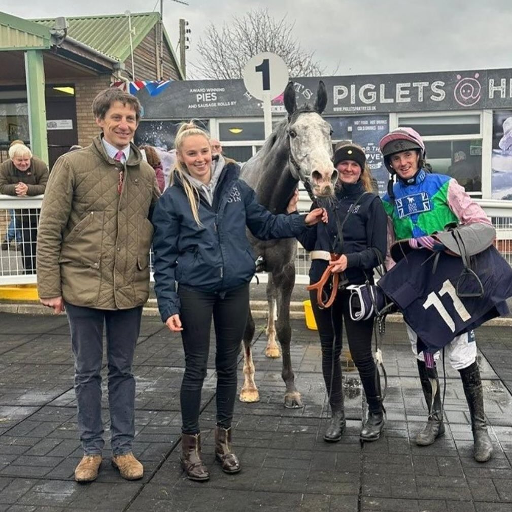 💙💚🩷 A lovely local winner for the team at home 🩷💚💙 A brilliantly patient ride from @benposte89 Well Done all 🙌 #herefordraces #teamsymonds #dasoncourt #herefordshire #winner #redmillshorsefeeds #gundoggin