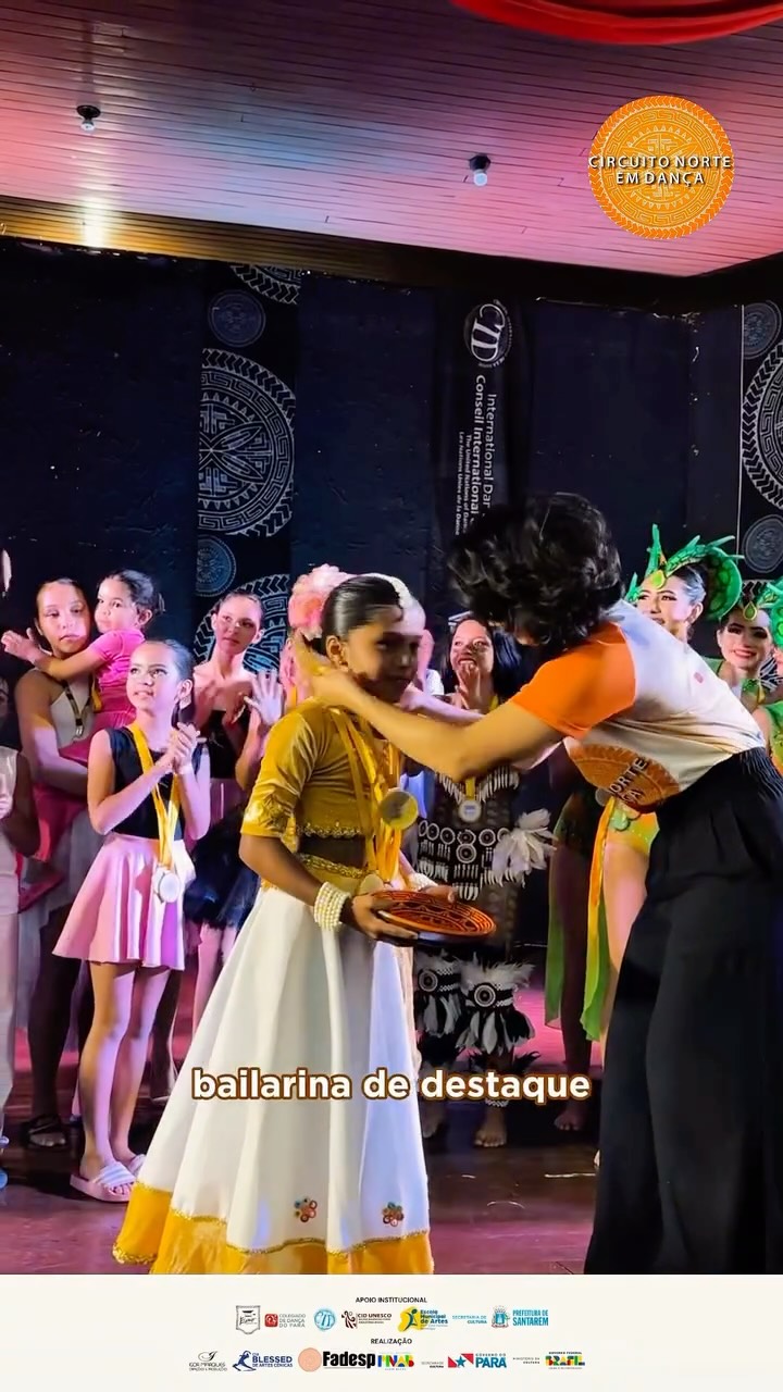 Com o coração cheio de gratidão, agradecemos imensamente a todos os participantes, artistas, grupos, formadores, equipe técnica, parceiros e apoiadores que tornaram possível o Circuito Norte em Dança Itinerante em Santarém. Cada encontro, cada corpo em movimento, cada troca de saberes reafirmou a força da dança produzida na Amazônia e a potência coletiva que nasce quando caminhamos juntos. 🌿💃🏽🕺🏾
Santarém nos acolheu com afeto, talento e ancestralidade, fortalecendo ainda mais esse circuito que acredita na arte como território de encontro, resistência e transformação social. Nosso muito obrigado por acreditarem, somarem e fazerem pulsar esse movimento.
Seguimos em frente — nos vemos em setembro, em Belém do Pará, para continuar dançando, dialogando e celebrando a diversidade dos corpos e das culturas do Norte. Até breve! ✨🌊
