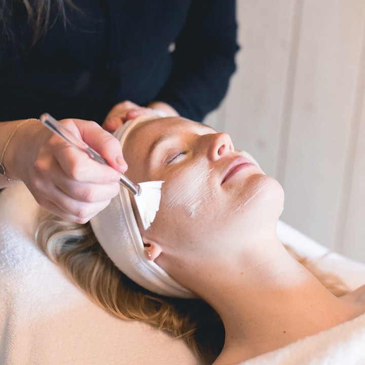 Back on track 👋🏼
Vanaf vandaag is het salon terug geopend!
Kom even rustig ontspannen tijdens een gepersonaliseerde gelaatsverzorging, manicure, pedicure, wenkbrauwstyling…
Deze week is alles al volzet dus wacht niet te lang om een afspraak vast te leggen.
👉 Boek online via de website of geef gerust een seintje als je graag wilt langskomen.