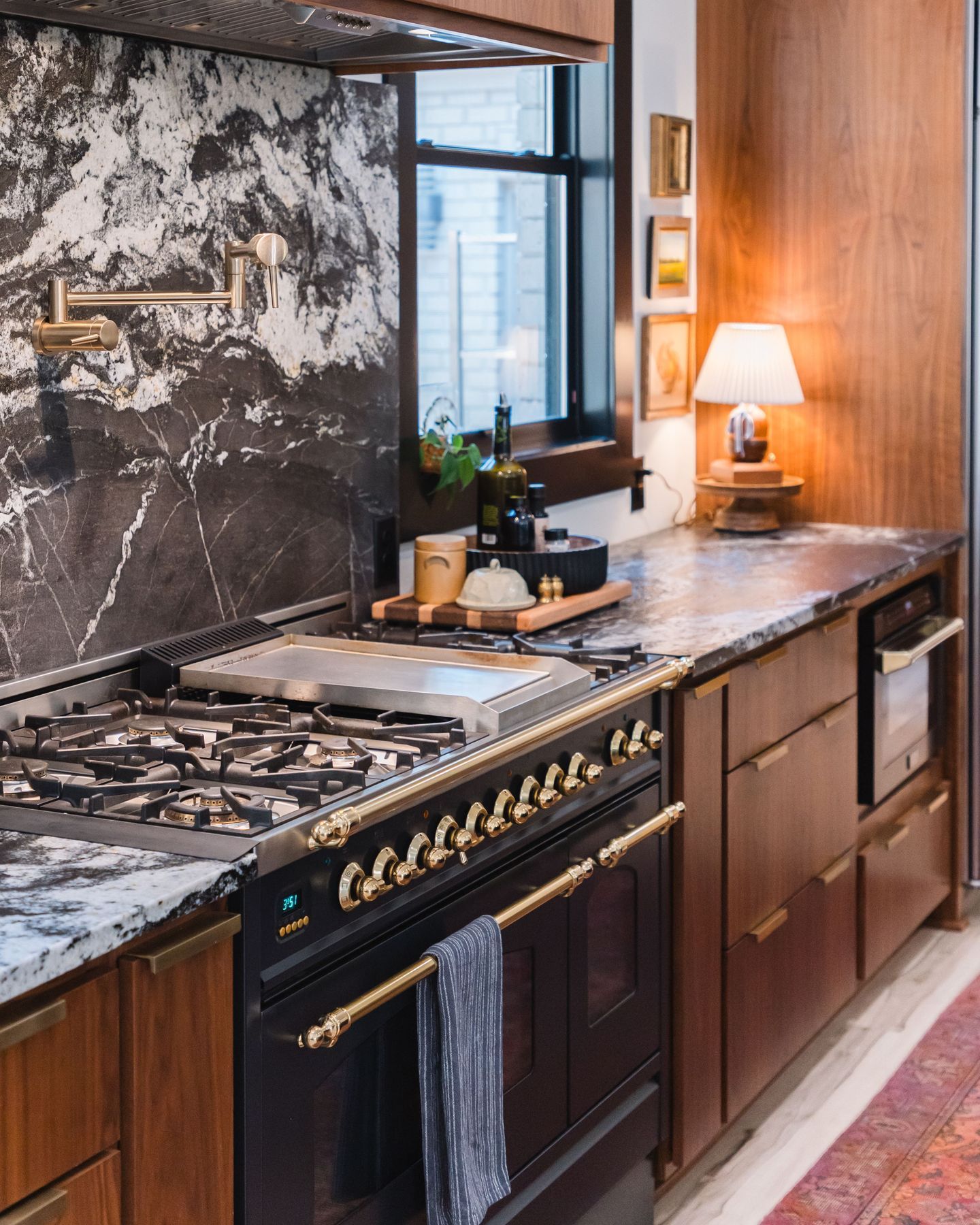 This is what happens when you go bold.
Strong stone, rich wood and clean lines that feel elevated but still inviting. Nothing feels overdone, and nothing fades into the background.
Designed by @theboldbuffalo, this kitchen proves that timeless doesn’t have to mean safe. It just has to be done right.
📍305 Fields Drive, Aberdeen NC
Mon–Fri 9–4:30 | Sat by appointment
#SetInStoneNC #InteriorDesignNC #HomeDesignGoals #TileGoals #CountertopInspo #KitchenDesign #BathroomDesign #DesignDetails #AberdeenNCDesign #PinehurstHomes #SouthernPinesNC #HomeRenovation #LuxuryMaterials #LargestShowroomNC