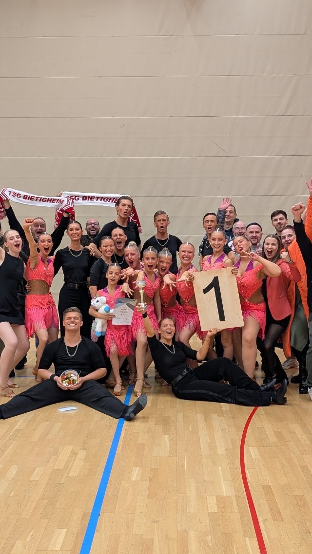 Traumstart für unser C-Team in Ulm! 🏆
Was für ein emotionaler und erfolgreicher Samstag für unser C-Team! Es war ein Moment, auf den wir lange hingearbeitet haben: Nach 6 Jahren stand erstmals wieder ein C-Team mit der vollen Stärke von 8 Paaren auf der Fläche.
Besonders beeindruckend: Für 9 unserer Tänzerinnen und Tänzer war es das allererste Turnier überhaupt.
Zwischen Lampenfieber und purem Adrenalin galt es vor allem, Turnierluft zu schnuppern und als Einheit zu funktionieren. Mit einer soliden Vorrunde und einem starken Finaldurchgang zeigte das Team, was in den letzten Monaten im Training erarbeitet wurde.
Das Ergebnis? Platz 1 in der Landesliga! 🥇
Das beste Ergebnis, das ein C-Team der TSG je erreicht hat. Ein historischer Erfolg, auf den wir unfassbar stolz sind.
Ausruhen kommt für uns aber nicht infrage!
Wir nehmen die Euphorie aus Ulm mit zurück in die Halle. Es wird hart weitergearbeitet, um diese Leistung beim nächsten Mal zu bestätigen und unseren Platz an der Spitze zu verteidigen💪
#bietigheim #dance #landesliga #cteam #wunder
@bietigheim_bissingen