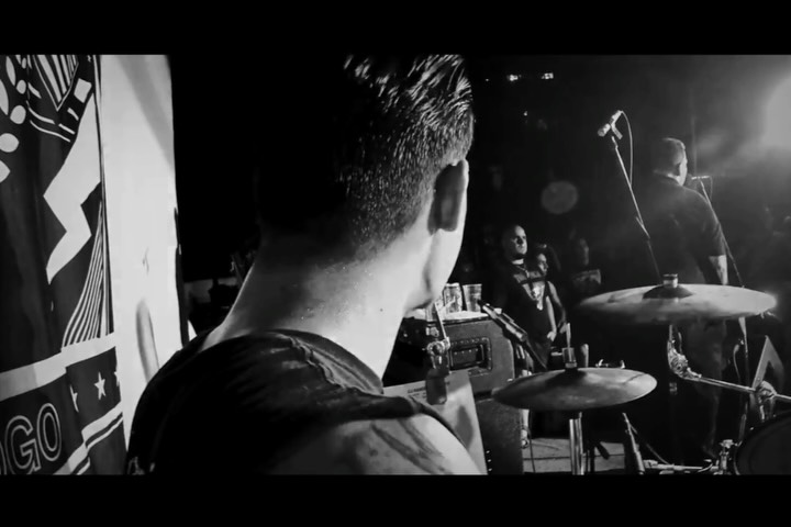 #tbt En 2015 tuve la oportunidad de viajar a Cuba junto a @theecjramone . Todo comenzó gracias a mi hermano Sebastián Heredia, quien me había llevado en el 2007 con Factor VIII.
Desde el primer día fue un camino complejo. Hubo obstáculos económicos y políticos, pero también una convicción enorme de que valía la pena. Con la bendición de CJ lanzamos una campaña de crowdfunding y en solo una semana levantamos 25 mil dólares gracias al apoyo incondicional de sus fans alrededor del mundo.
En el proceso incluso fuimos contactados por la OFAC por la delicada situación entre Estados Unidos y Cuba. Como se trataba de un intercambio cultural, nada escaló, pero definitivamente vivimos momentos de incertidumbre que nunca olvidaré.
Mis amigos @eviljoei y @soyginaypunto dirigieron un documental que capturó toda la experiencia.
En este proyecto no solo fui baterista. También administré la campaña, diseñé y produje el merch y lo envié a más de 150 personas en 30 países. Fui tour manager y gestor cultural de toda la experiencia. Gracias eternas a @festivalpatriagrande_cuba y a Seba por su compromiso y por hacer las cosas bien.
Tuve además el honor de compartir escenario con los legendarios Zeus, Tebdencia y los Adictox, quienes nos recibieron con el cariño y la autenticidad que caracteriza a los frikis cubanos.
Mi recuerdo favorito fue junto al gran Steve Soto (QEPD). Justo antes del encore del primer show me puso el brazo en el hombro y me dijo: “En este momento todo está bien. Estamos en Cuba tocando música de los Ramones con uno de los Ramones. Todo está bien, Juan”. Directo al corazón. Un viaje que cambió mi vida.
Le mando un abrazo a todos mis amigos en Cuba, fuerza ante las difíciles situaciones que enfrentan en este momento. No puedo comenzar a imaginar cómo debe ser en carne propia. Gracias por siempre recibirme con tanta apertura, hospitalidad y cariño.
Fotos: Yen Cordero / Abel Carménate Abreu
#punk #cuba #drums #drummer#drummerworld #drums #drummerdotcom #drumlife #deummerlife #ramones #punkrock #zildjianfamily #nyhc #zildjian #drum #throwbackthursday #throwback #cjramone #newyorkhardcore