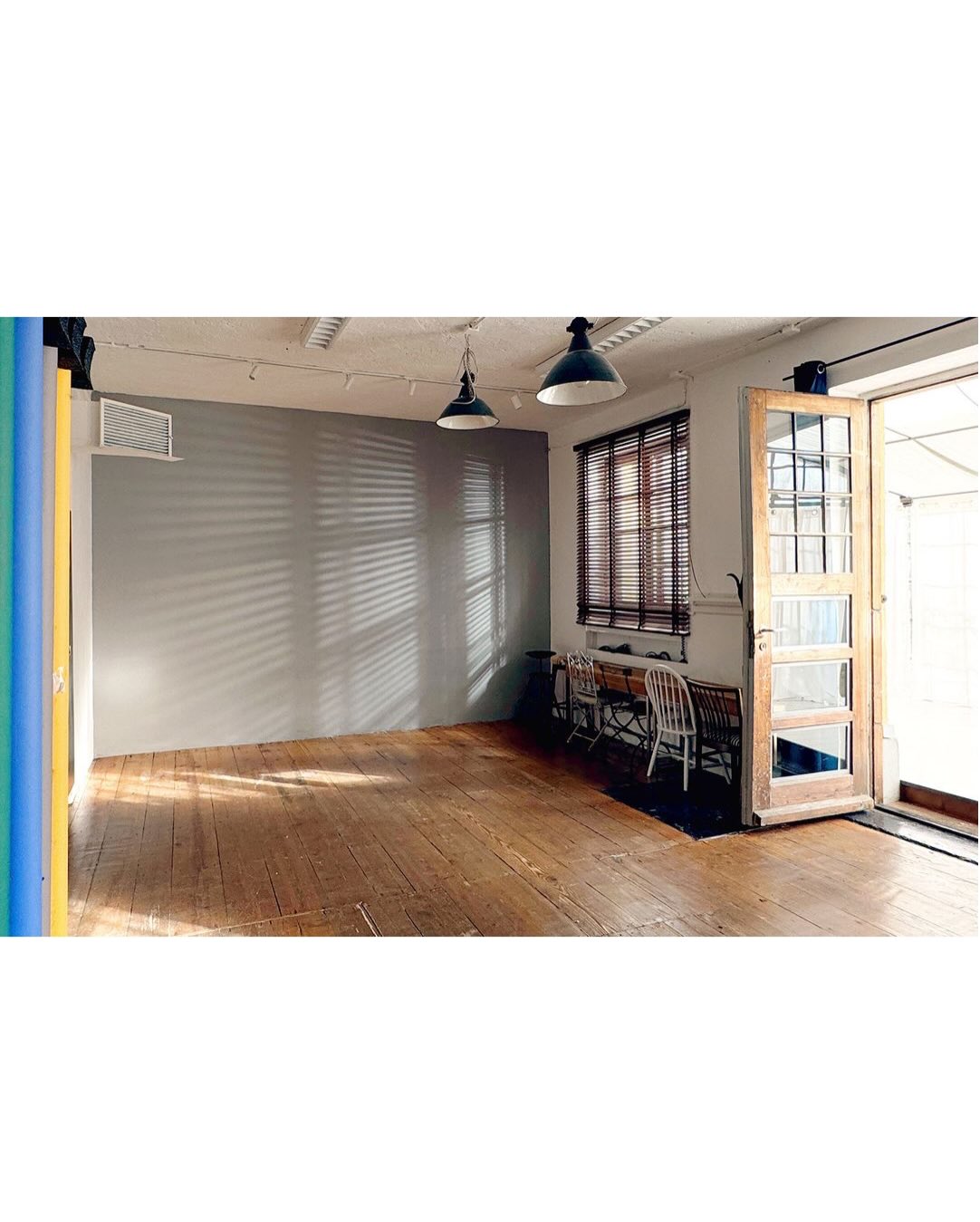 Willkommen im Shortlist Coaching Studio.
Hier passiert nicht „nur“ Training – hier passiert Entwicklung.
Wenn du zu mir kommst, geht es zuerst um dich als Mensch. Um das, was dich ausmacht – und darum, wie du das vor der Kamera ehrlich, klar und selbstbewusst zeigen kannst. Wir arbeiten an Präsenz, Haltung, Emotion und Ausdruck. Wir finden deine Zugänge, deine Werkzeuge, deinen Rhythmus. Ohne Druck, ohne Maske, ohne „funktionieren müssen“.
Wir bauen Figuren, schärfen Entscheidungen und drehen Szenen (Castings) so, dass du nicht spielst, wie du glaubst spielen zu müssen – sondern wirklich da bist.
Und für Commercial Models heißt das: echte Range. Nicht nur Posing, sondern klare, wiederholbare Arbeit, die am Set funktioniert.
Das Studio ist ein sicherer Raum, in dem du ausprobieren darfst, ohne bewertet zu werden. Fehler sind nicht peinlich – sie sind Material. Wir suchen nicht nach „perfekt“, sondern nach wahrhaftig.
Mitten in München – direkt an der U-Bahn Brudermühlstraße.
#shortlistcoaching #actorlife #modellife #commercialcasting #ecasting