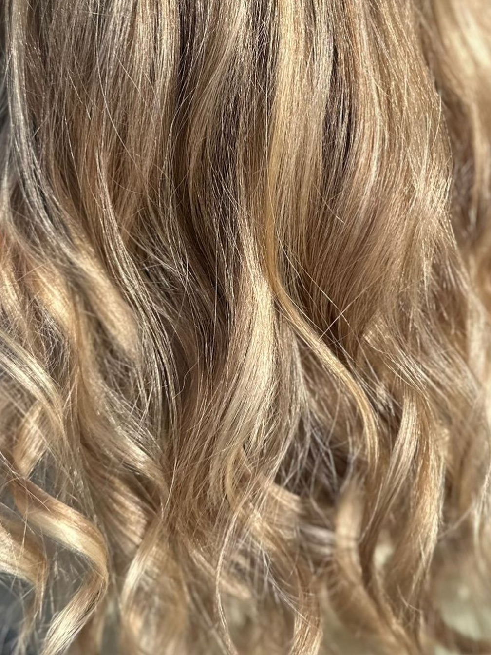 Ein natürlicher Glow für kühle Wintertage!
Dieses soft Balayage in Blond wurde von Janine kreiert und verleiht Deinem Haar sanfte Helligkeit mit harmonischem Farbverlauf, ganz ohne harte Kontraste.
💡 Balayage ist besonders pflegeleicht, da der Ansatz sanft herauswächst.
#CoiffeurZürich #BlackAndWhiteHairstyling #BeautyworldZürich