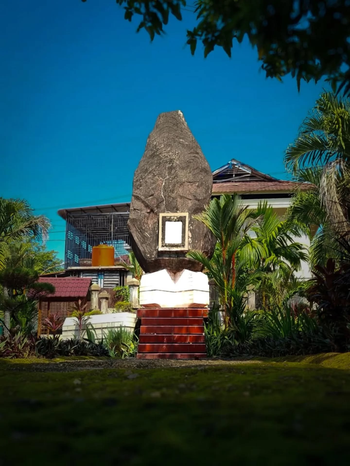 Oi Dusanak!
Mungkin sanak sering melihat Monumen batu ini apabila melewati Jalan S. Parman, Pom Bensin Taman Bunga, BNI, dan Pangkalan TNI AL di Sibolga. Namun, terkadang dilewati begitu saja karena tertutup rimbun pohon, pakaian yang dijemur di pagar, dan papan reklame yang besar.
Ini adalah Tugu Pertempuran Teluk Tapian Nauli yang diresmikan oleh Panglima ABRI Jenderal Faisal Tanjung pada 11 Juli 1996. Sebuah monumen yang memperingati peristiwa mempertahankan teluk ini dari serangan Belanda pada tahun 1947 pasca Kemerdekaan NKRI. Ingkarnya Belanda atas perjanjian Linggarjati dilakukan di teluk ini melalui datangnya sebuah kapal perang era Perang Dunia II, yaitu JT-I HMS Bankert.
Peristiwa ini terjadi pada tanggal 9 - 12 Mei 1947, dan pertempuran perang saling tembak terjadi pada 10 dan 12 Mei. Melalui semangat rakyat, ALRI, TRI, dan pejuang kemerdekaan di Sibolga, serta kepemimpinan dr. FL. Tobing dan Letnan Oswald Siahaan, tanah kemerdekaan NKRI berhasil dipertahankan. Benteng Ketapang (Pos Pemantauan ALRI) dan berbagai benteng di bibir pantai Sibolga menjadi bukti artefak yang masih tersisa hingga saat ini.
Walau banyak kerugian akibat pertempuran ini, termasuk korban di pihak Belanda, peristiwa ini memberikan pembelajaran untuk menghadapi Agresi Militer Belanda yang kemudian datang pada 1948 di Tapanuli.
Kisah ini begitu detail dan heroik dituliskan dalam buku Bunga Rampai Tapian Nauli (1995), yang mungkin sanak penasaran tentangnya. Tapi mungkin kami bisa menceritakannya secara langsung dalam kesempatan lain.
Mari kita kenang kembali, hormati, dan resapi atas perjuangan para pahlawan yang telah mewariskan daerah ini kepada kita. Lanjutkan dengan melestarikan dan membangun kota ini sebagaimana yang dicita-citakan.
#TelukTapianNauli
#sejarahsibolga
#sibolga
#perangkemerdekaan